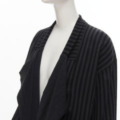 COMME DES GARCONS 1980er Jahre Vintage Grau-Schwarz gestreifte Wolljacke mit drapierter Vorderseite M