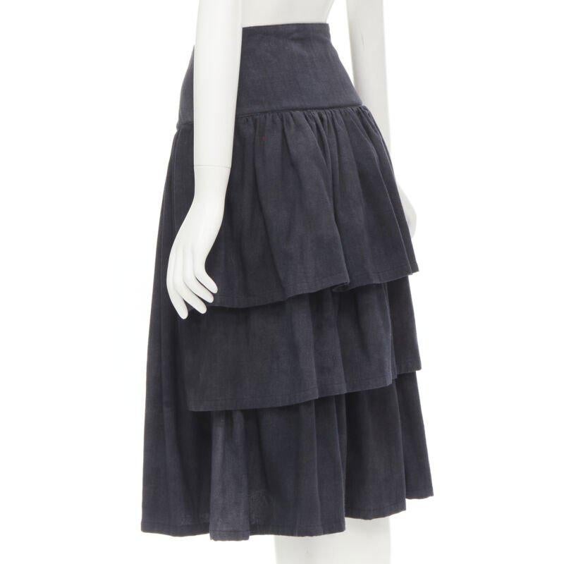COMME DES GARCONS 1980er Jahre Vintage Grauer Wollkorsett-Spitzenrock mit ausgestelltem Ausschnitt S
Referenz: CRTI/A00713
Marke: Comme Des Garcons
Designer: Rei Kawakubo
Collection'S: 1980s
MATERIAL: Wolle
Farbe: Grau
Muster: Solide
Verschluss: