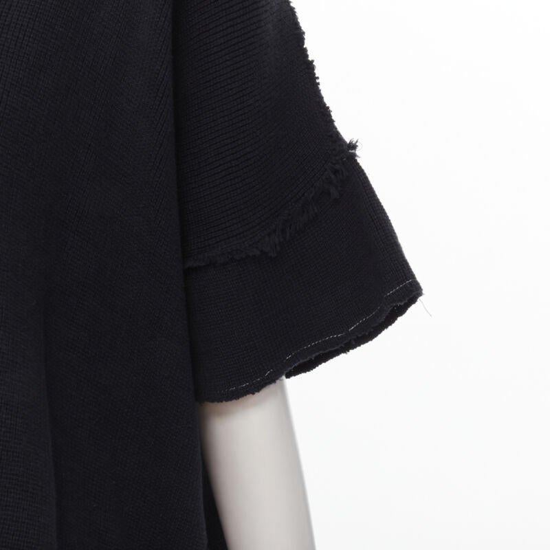 COMME DES GARCONS 1980's Vintage white frayed seams patchwork boxy sweater top M
Reference: CRTI/A00665
Brand: Comme Des Garcons
Designer: Rei Kawakubo
Collection: 1980s
Material: Cotton
Color: Navy
Pattern: Solid
Extra Details: Frayed seams with