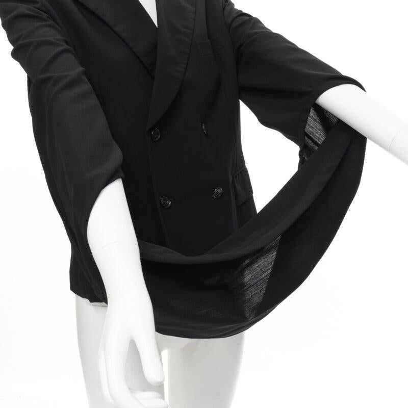 COMME DES GARCONS 1990 chaqueta blazer de doble botonadura con mangas de lazo infinito S
Referencia: CRTI/A00368
Marca: Comme Des Garcons
Diseñadora: Rei Kawakubo
Colección: 1990
Material: Lana, Nylon
Color: Negro
Patrón: Sólido
Cierre: