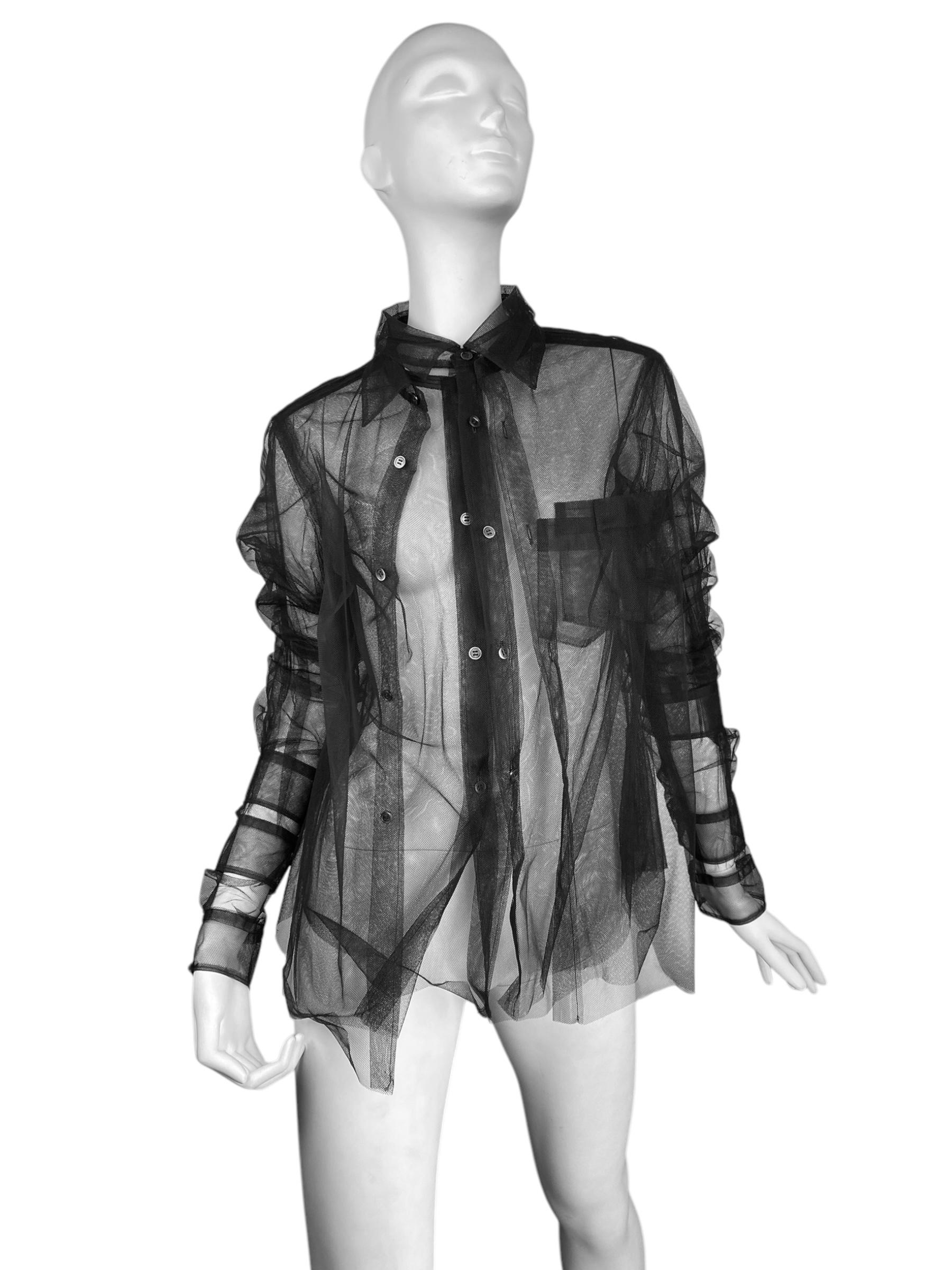 MARCA : COMME DES GARÇONS

DISEÑADOR : REI KAWAKUBO

AÑO/DÉCADA : 1990s

TAMAÑO :  SE AJUSTA DE S A L

MADE IN : JAPÓN

COMPOSICIÓN : /

ESTADO : EXCELENTE

NOTA : /

El maniquí es una talla S.