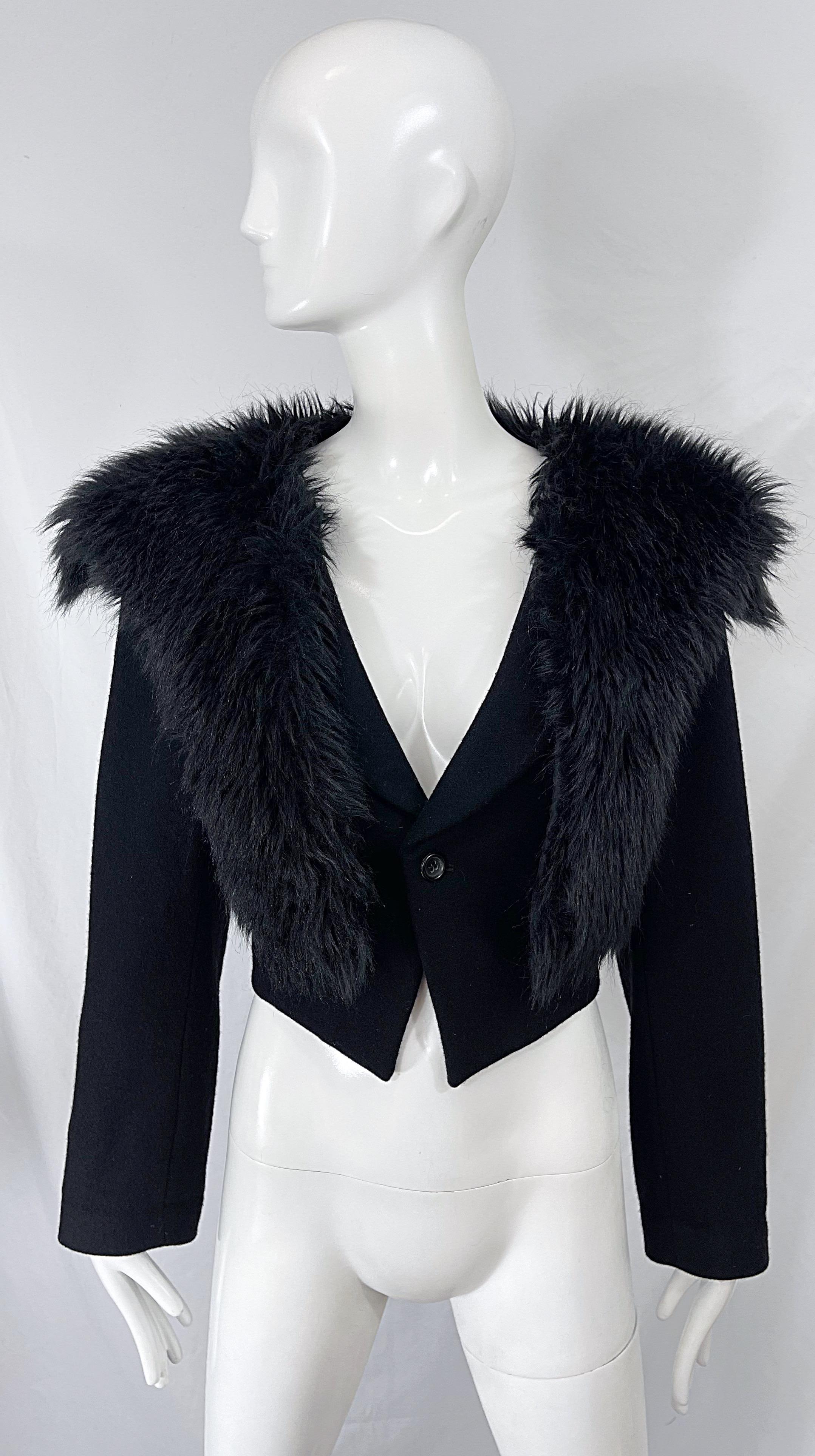 Avant Garde 1990 COMME DES GARÇONS femme veste blazer cropped laine noire avec col en fausse fourrure ! Coupe ajustée et élégante avec une fermeture à bouton unique sur le devant. Entièrement doublé. Peut facilement être habillé en haut ou en bas. À