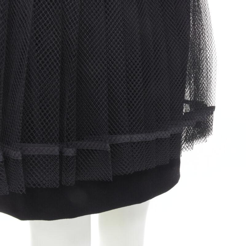COMME DES GARCONS 2004 negro XL falda de red plisada en capas con hebilla de lazo M en venta 2