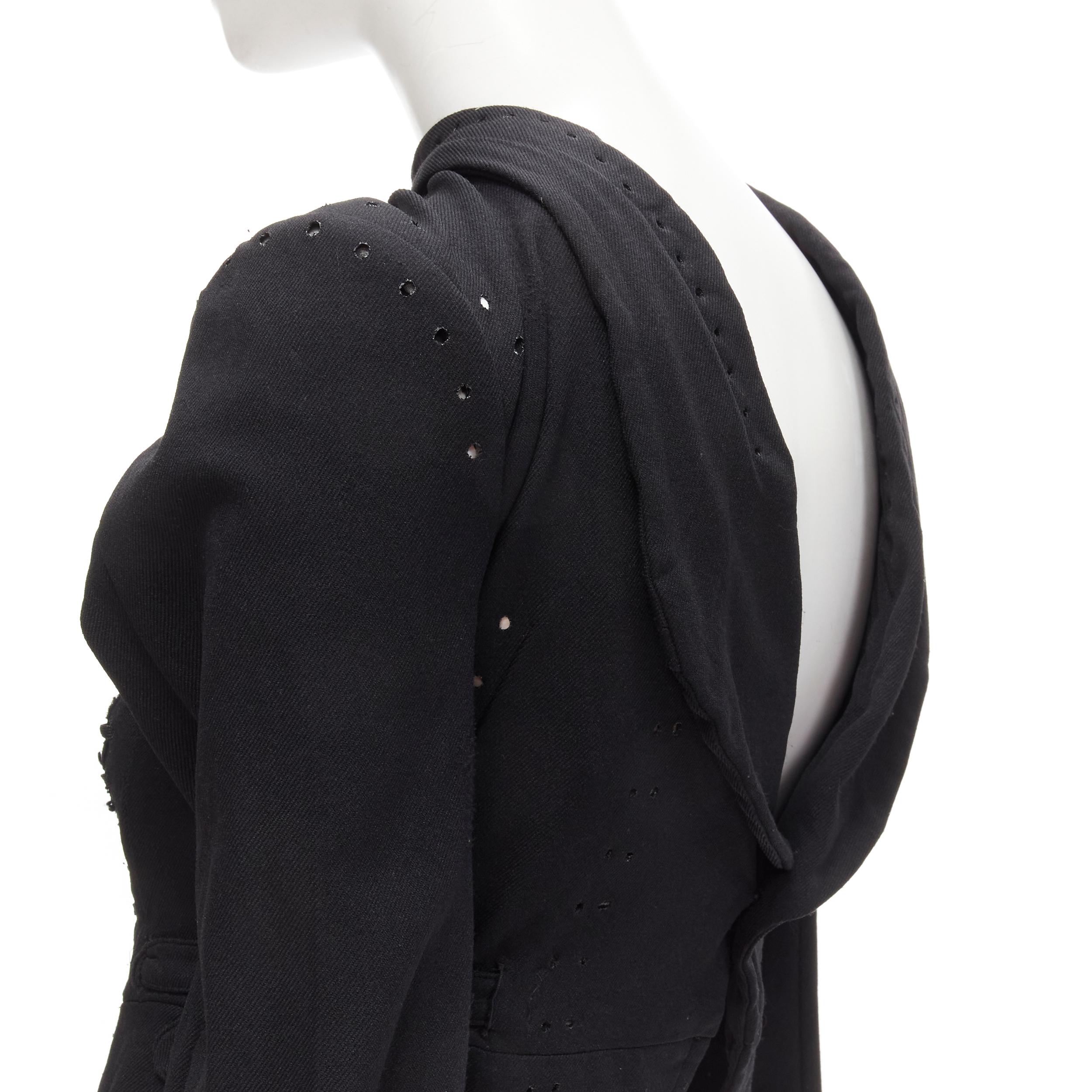 COMME DES GARCONS 2004 Giacca decostruita in pizzo nero con occhielli a 2 vie M
Riferimento: TGAS/C01663
Marchio: Comme Des Garcons
Designer: Rei Kawakubo
Collezione: 2004 - Pista
Materiale: Poliestere
Colore: nero
Modello: Tinta unita
Chiusura: