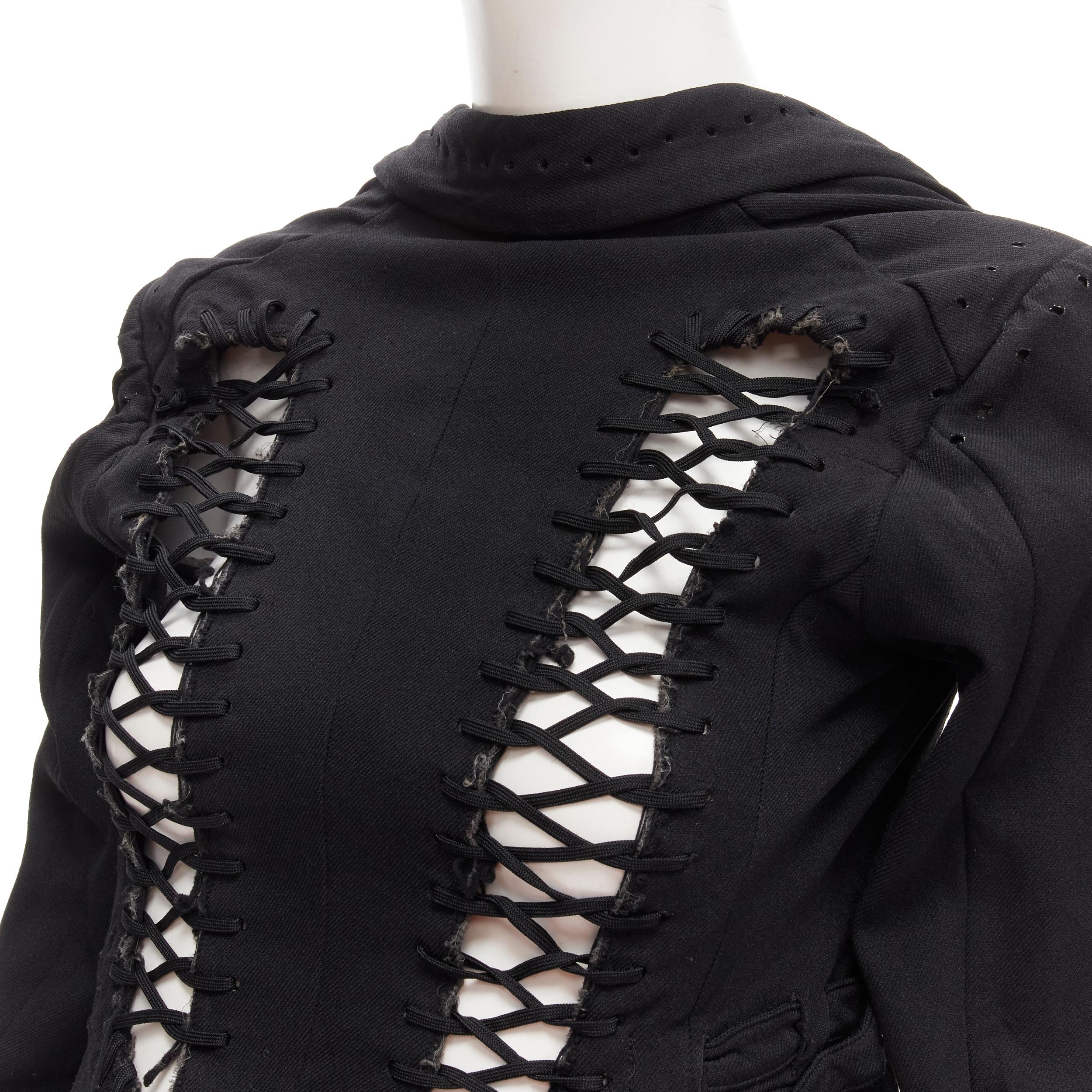 COMME DES GARCONS 2004 Giacca decostruita in pizzo nero con occhielli a 2 vie M in vendita 1