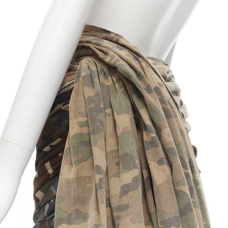 COMME DES GARCONS 2005 Runway mixed cotton nylon blue green camo ruched skirt XS
Reference: CRTI/A00587
Brand: Comme Des Garcons
Designer: Rei Kawakubo
Collection: 2005 - Runway
Material: Cotton, Nylon
Color: Green, Blue
Pattern: Camouflage
Closure: