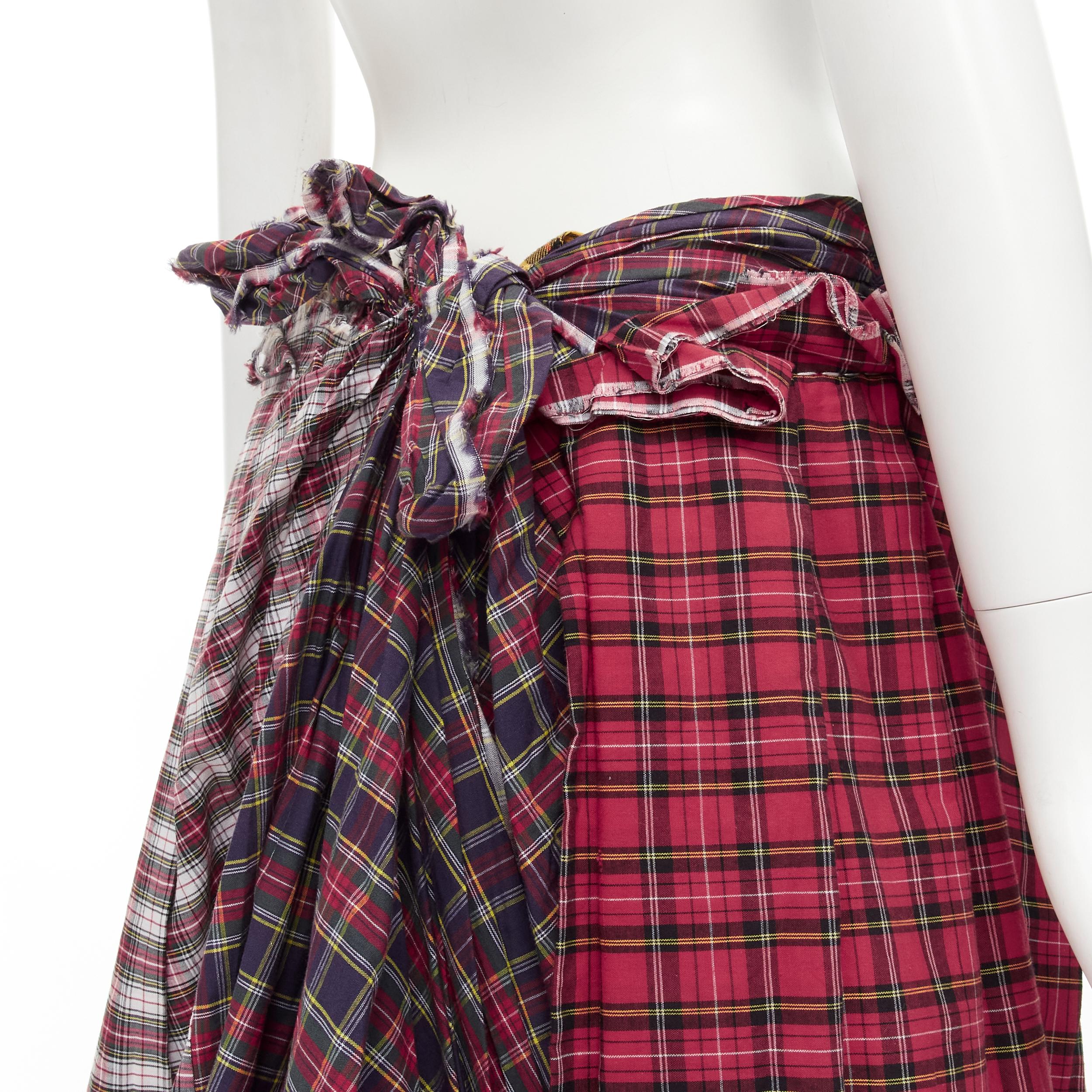 COMME DES GARCONS 2005 Runway punk plaid raw edge bustle pleated skirt S 
Reference: CRTI/A00588 
Brand: Comme Des Garcons 
Designer: Rei Kawakubo 
Collection: 2005 Runway 
Material: Cotton 
Color: Red 
Pattern: Plaid 
Closure: Zip 
Extra Detail: