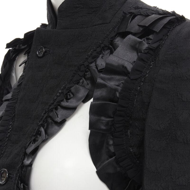 COMME DES GARCONS 2008 Runway Bad Taste blazer destrutturato con volant S
Riferimento: TGAS/B02214
Marchio: Comme Des Garcons
Designer: Rei Kawakubo
Collection'S: A. Winter 2008 Bad Taste - Passerella
Materiale: Cotone, Rayon
Colore: nero
Modello: