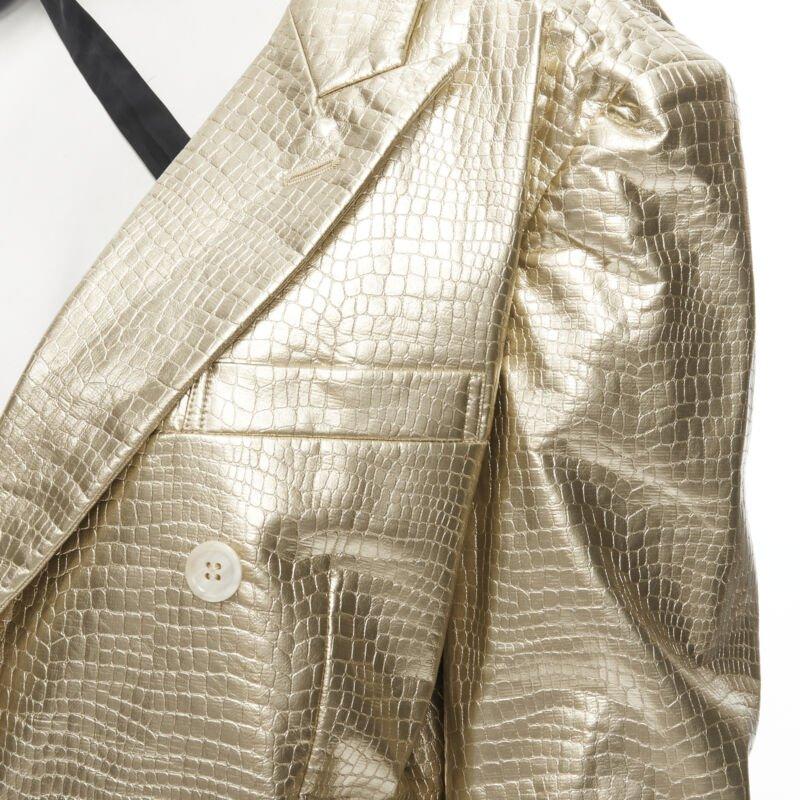 COMME DES GARCONS 2011 Gold plissierte Gabelkrawatte asymmetrische offene Jacke S
Referenz: CRTI/A00341
Marke: Comme Des Garcons
Designer: Rei Kawakubo
Collection: 2011 - Laufsteg
MATERIAL: Kunstleder, Cupra
Farbe: Gold, Schwarz
Muster: