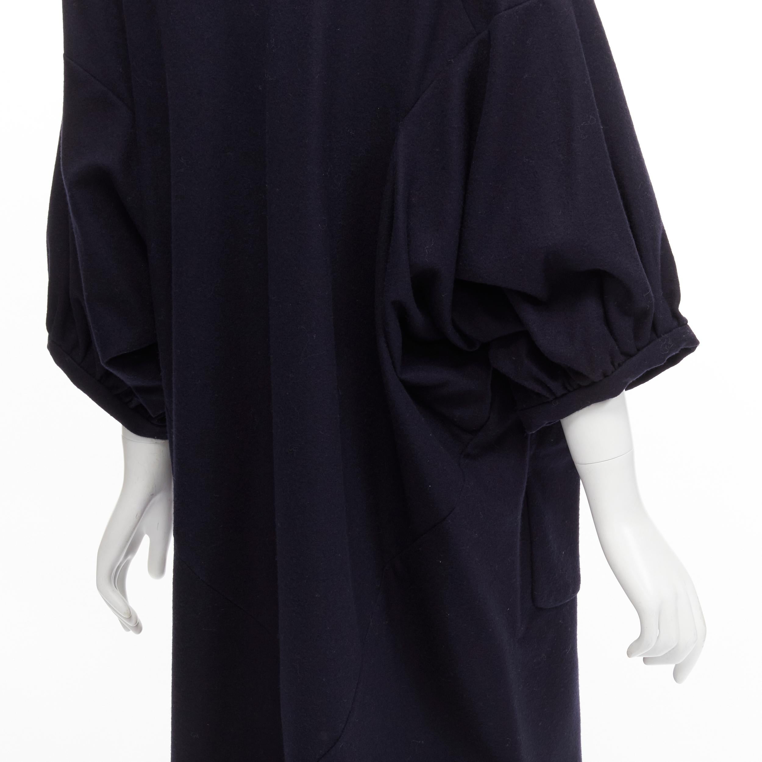 COMME DES GARCONS 2013 navy wool peterpan collar asymmetric boxy short dress S
Reference: TGAS/C01723
Brand: Comme Des Garcons
Designer: Rei Kawakubo
Collection: 2013
Material: Wool, Blend
Color: Navy
Pattern: Solid
Closure: Pullover
Made in: