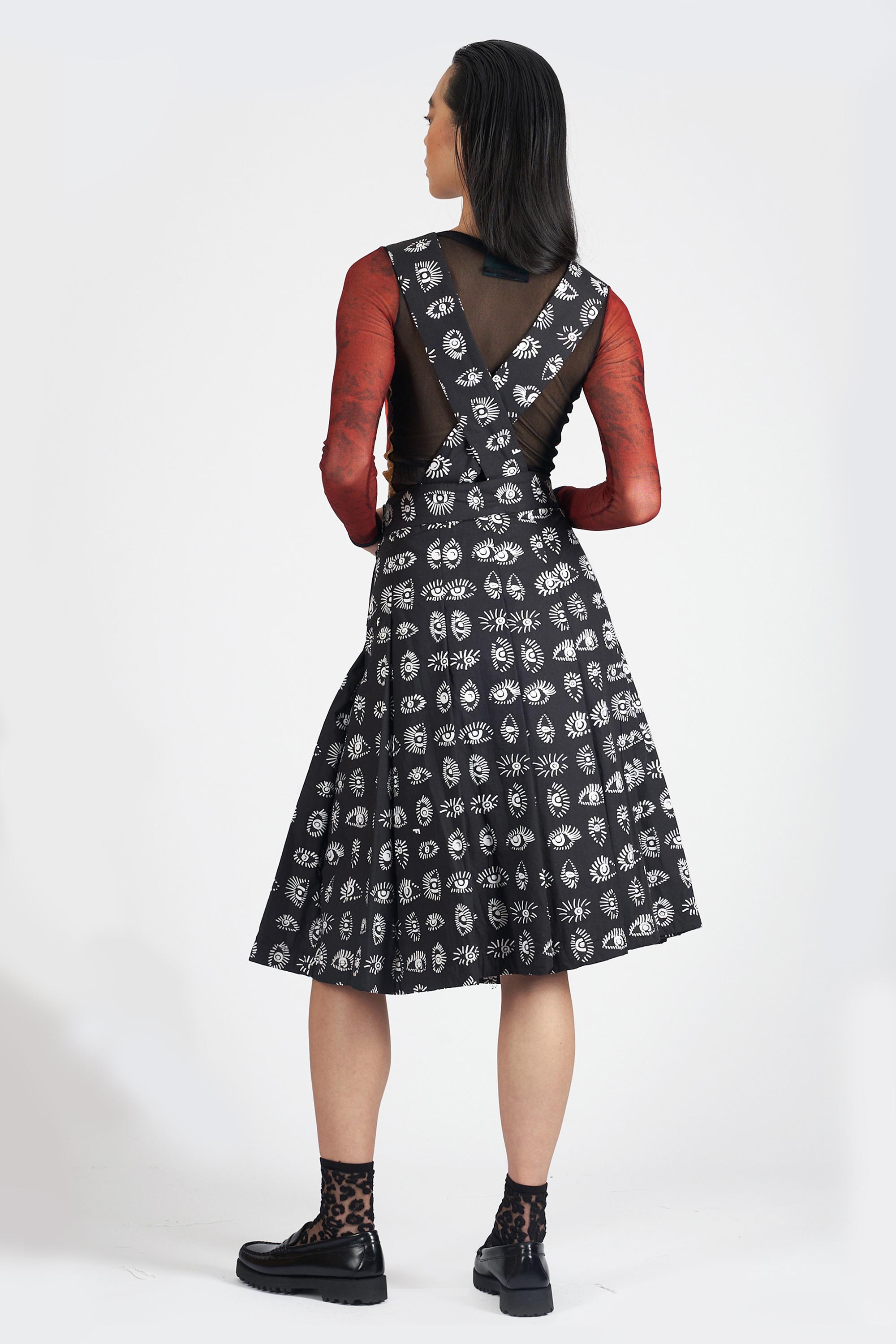 Nous sommes ravis de vous présenter cette robe salopette Comme Des Garçons 2015. Encolure carrée, dos croisé, fermeture latérale zippée et boutonnée, motif en forme d'œil et longueur midi. Vintage, en excellent état.
Authenticité garantie.

Taille