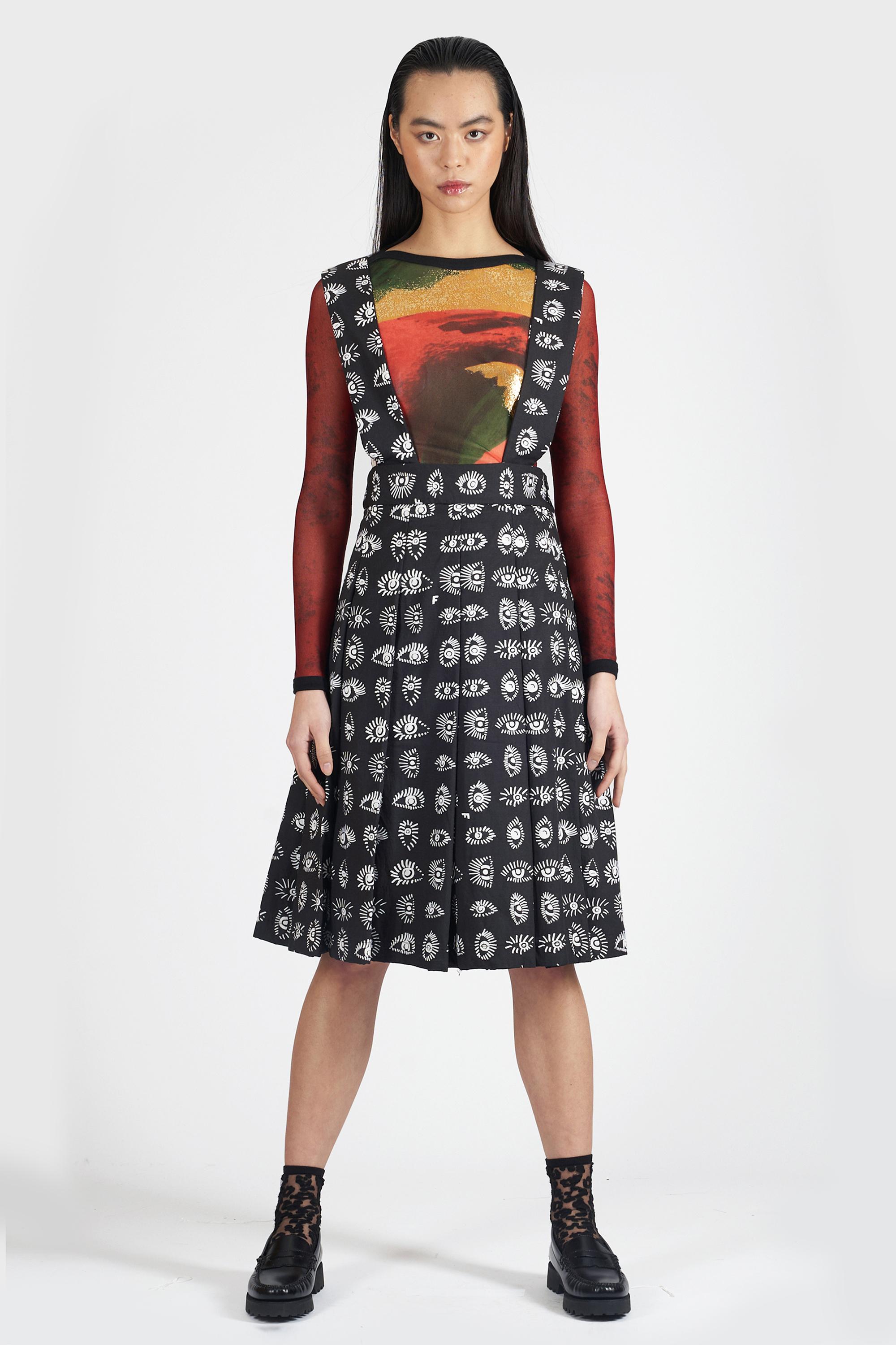 Nos hace mucha ilusión presentar este vestido de peto Comme des Garçons 2015. Presenta escote cuadrado, espalda cruzada, cierre lateral con cremallera y botón, detalle de motivos de ojos y largo midi. En excelente estado vintage.
Autenticidad