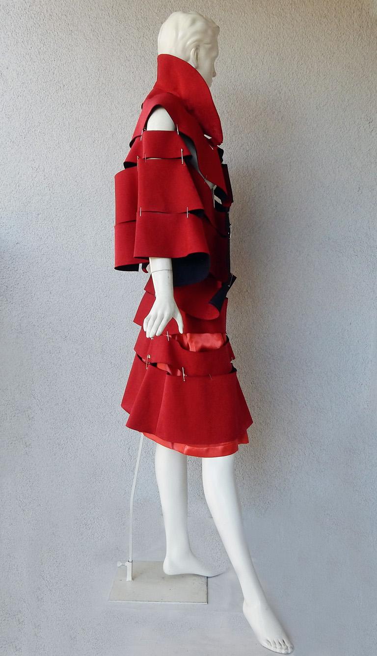 Comme des Garcons „Roses & Blood“ Cape und Rock in explosivem Mohnblumenrot mit Sicherheitsnadeln, 2015 im Zustand „Gut“ in Los Angeles, CA