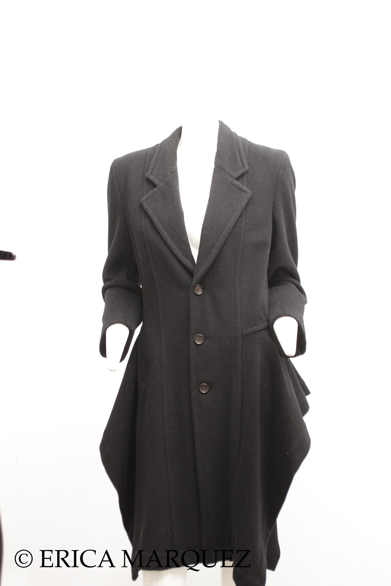 COMME DES GARCONS, Cappotto asimmetrico in lana nera, anni '80

Questo cappotto di Coates Des Garcons proviene da un'importante Collectional di un artista di New York che ha creato 