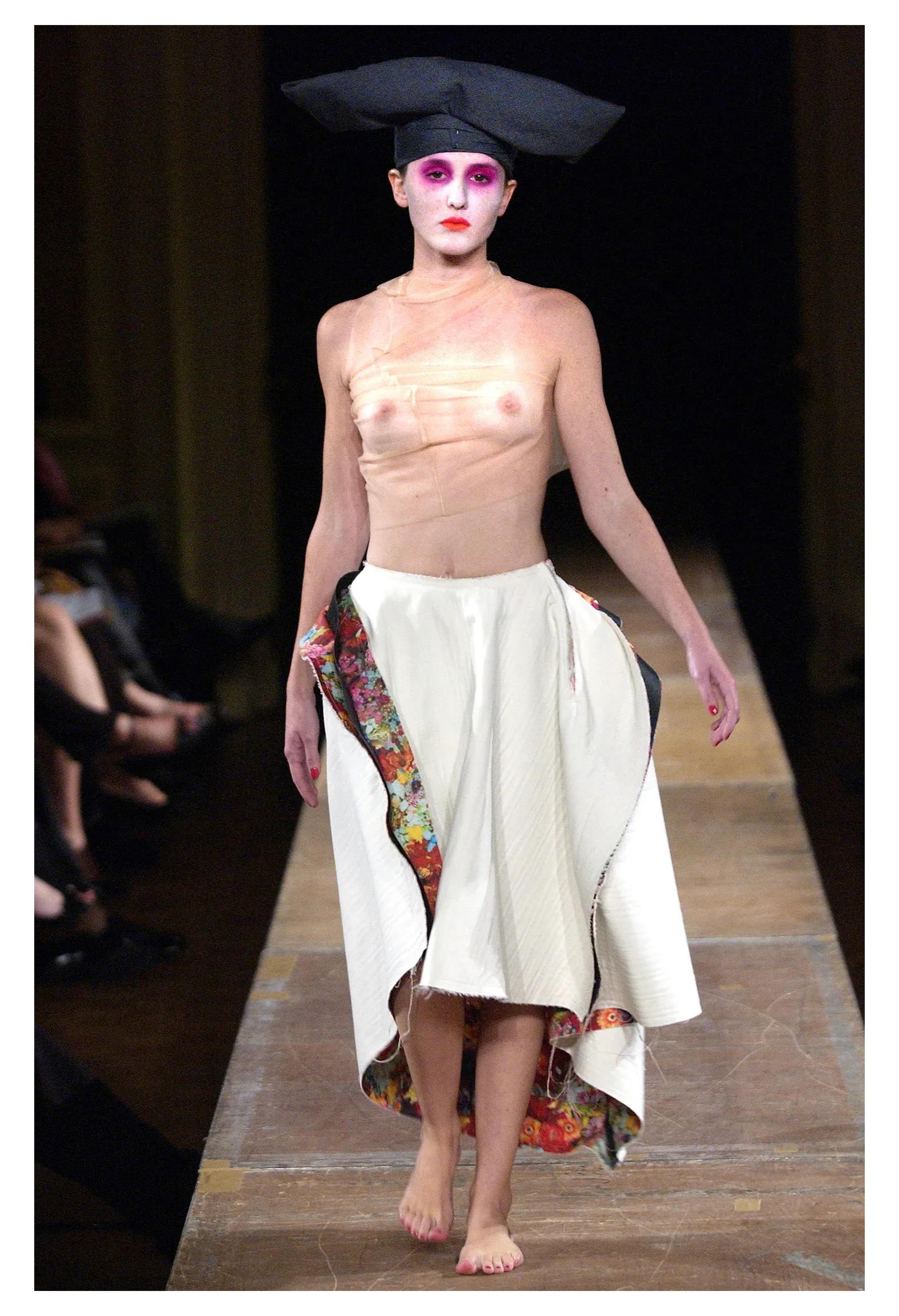 Resurrection Vintage a le plaisir de vous proposer une jupe asymétrique en toile de Comme des Garçons avec un intérieur floral du défilé du printemps 2004, présentant une silhouette déconstruite, un empiècement floral sur le côté, une taille basse,