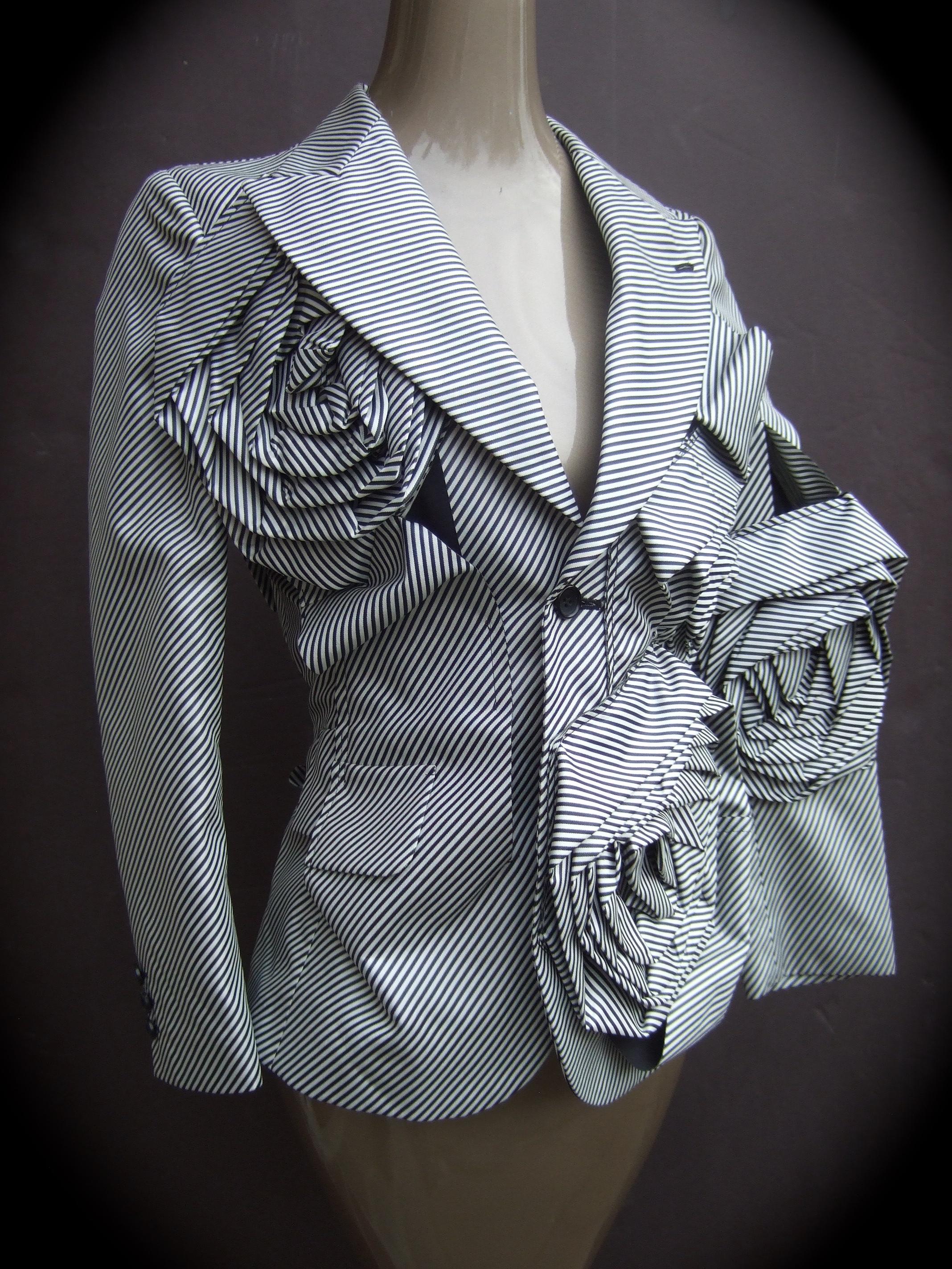 Comme des Garcons Avant-garde veste rayée à appliques florales à rosettes Automne 2013 Taille extra petite
Cette veste haute couture unique et avant-gardiste est ornée de rayures noires et blanches sur l'ensemble de sa surface. 
Orné de grandes