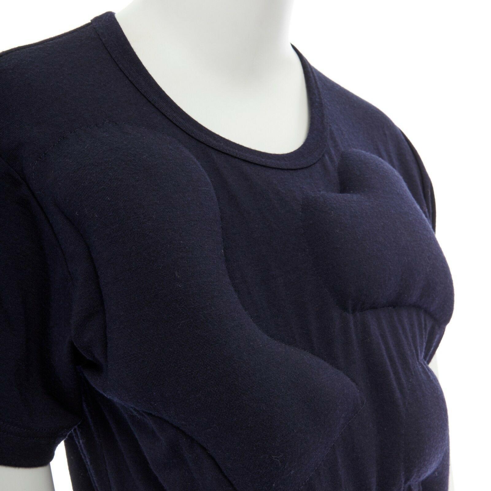 COMME DES GARCONS
FROM THE 2010 COLLECTION
100% WOOL. NAVY BLUE. SHORT SLEEVE. RIBBED SCOOPED NECK. 
4 IRREGULAR CUSHION 3D PADDING AT FRONT. 
MADE IN JAPAN

CONDITION
Very good, this item was pre-owned and is in very good