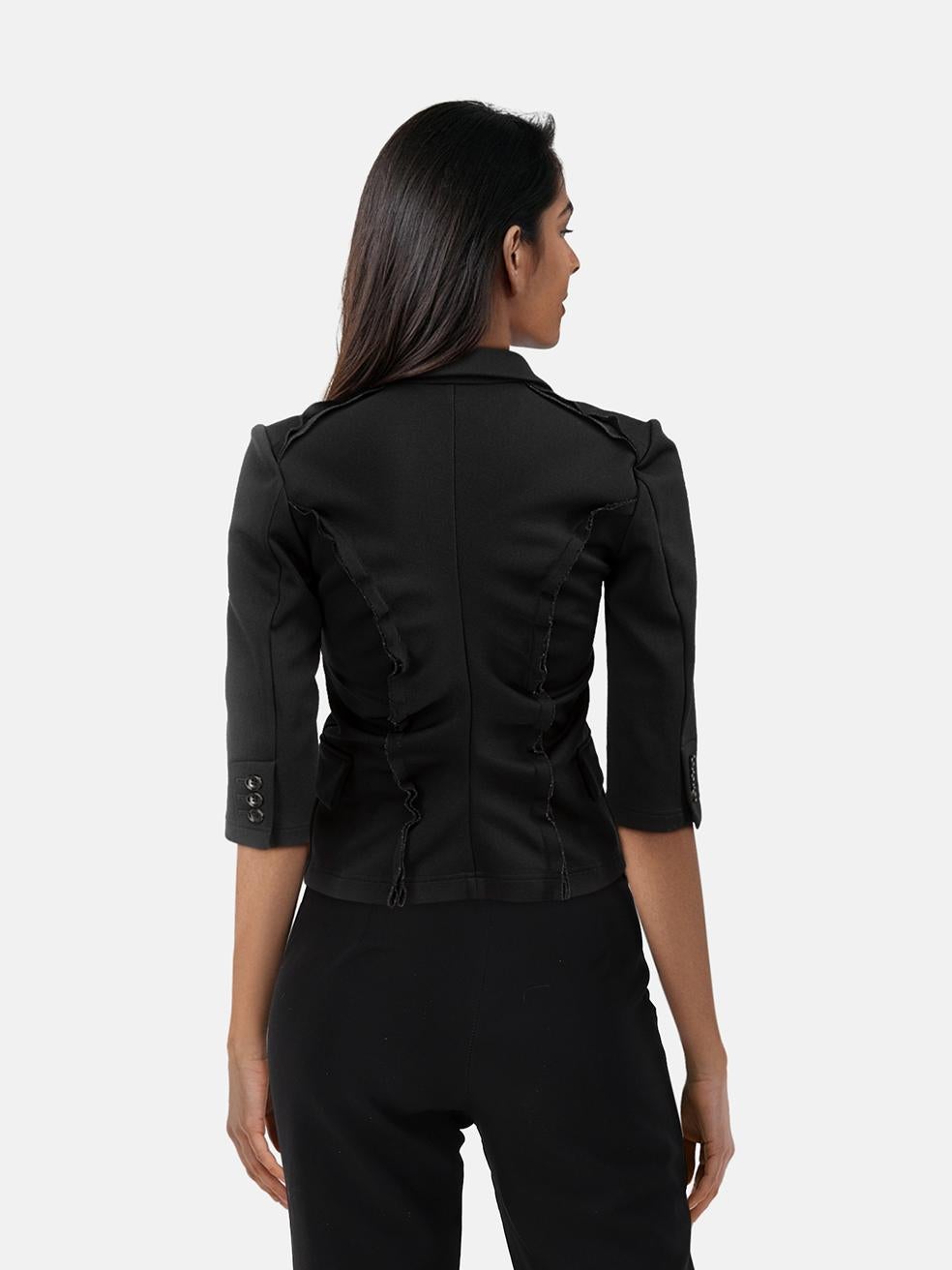 L'ÉTAT est très bon. Cet article de revente de marque Comme Des Garcons ne présente pratiquement aucune trace d'usure visible.
 

 

 

 Détails
 

 

 Noir
 

 Polyester
 

 Blazer
 

 Simple poitrine
 

 Fermeture par boutons
 

 Manches