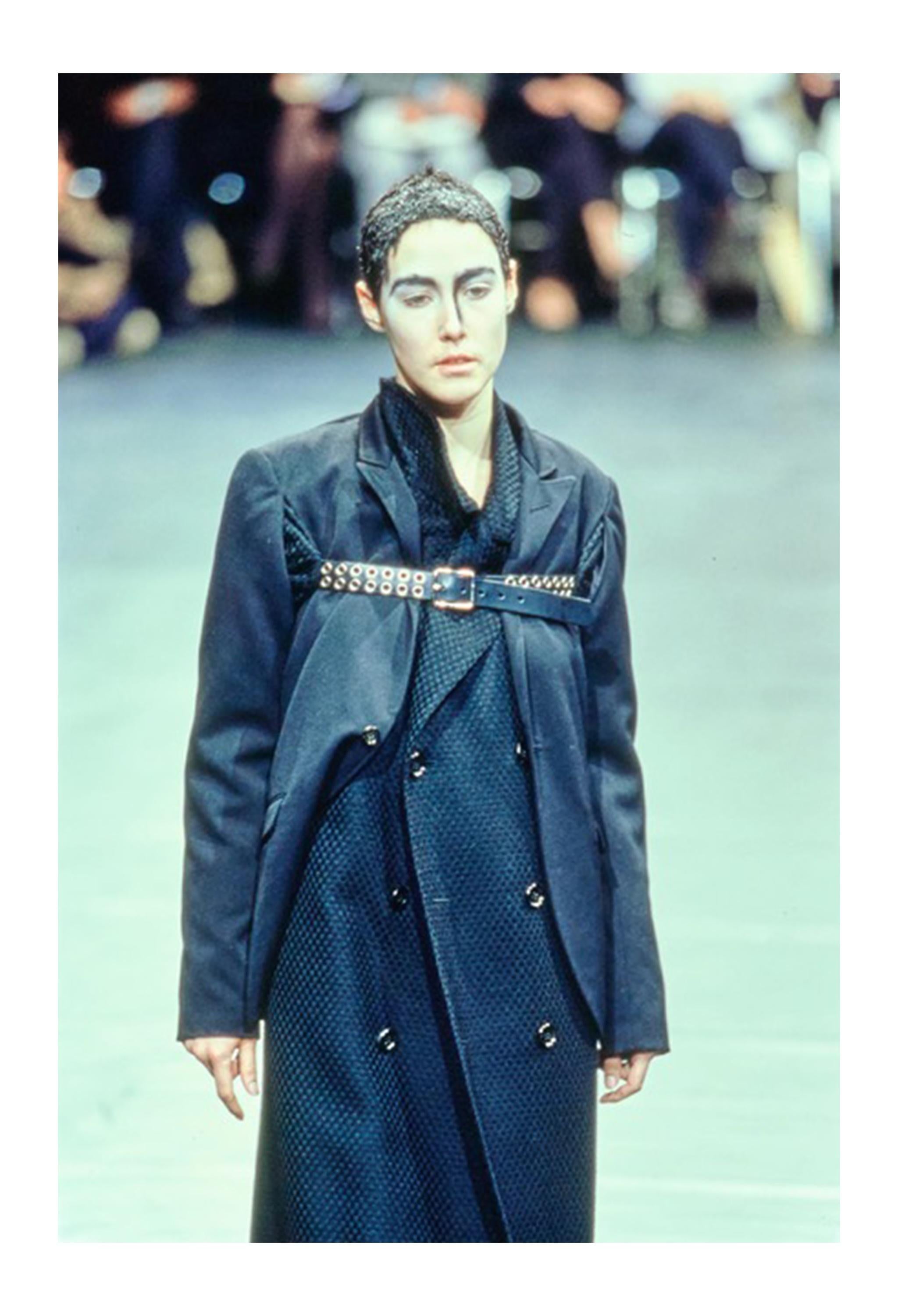 Resurrection Vintage è lieta di presentare un cappotto doppiopetto vintage di Comme des Garçons nero con dettagli a catena della collezione 2000-2001, caratterizzato da due cappotti separati che possono essere indossati a strati o separatamente.
