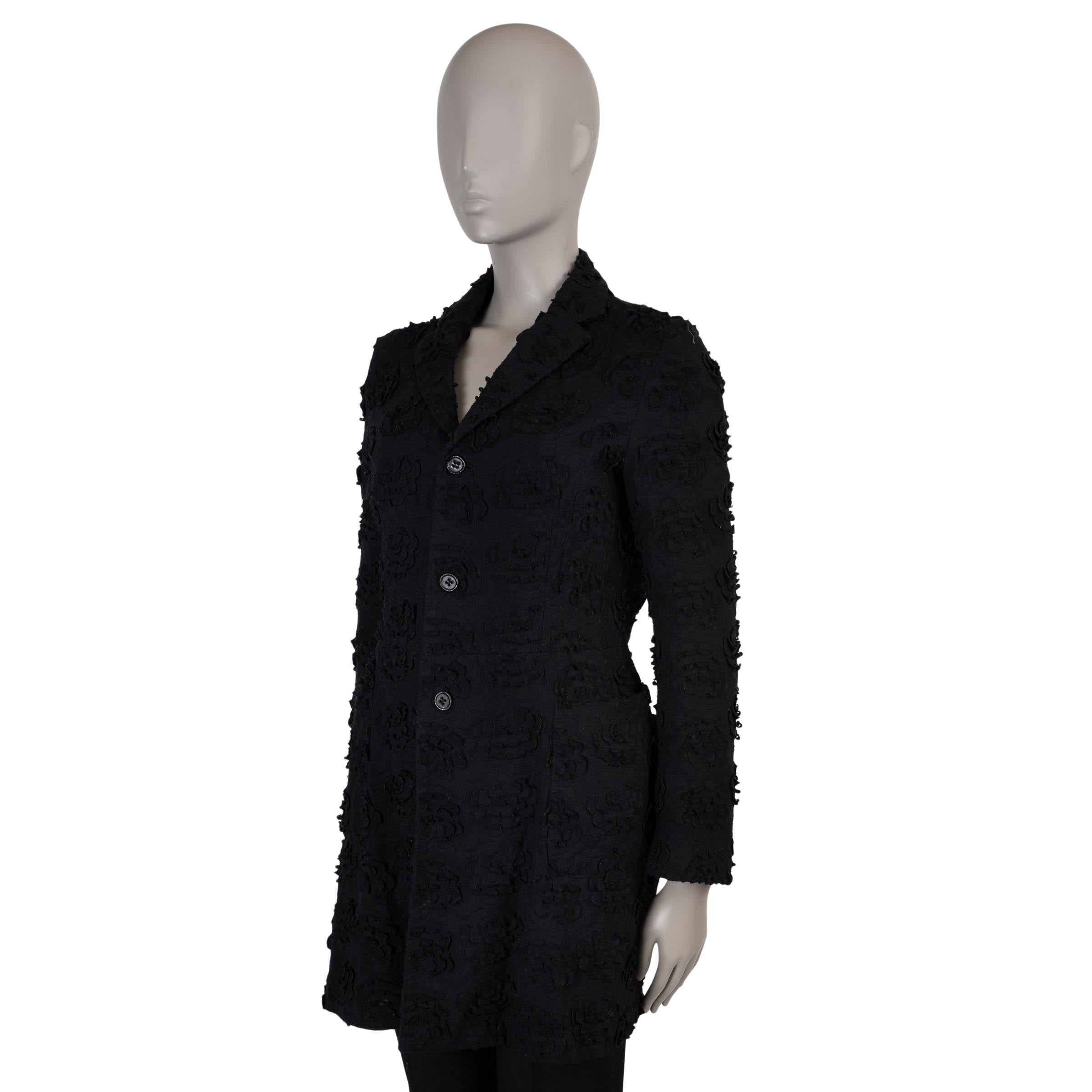 This 100% authentic Comme des Garçons floral applique long blazer jacket is expertly crafted in Japan, showcasing the brand’s renowned attention to detail and innovative design. Made from black polyester (100%) with a cotton (100%) interior and