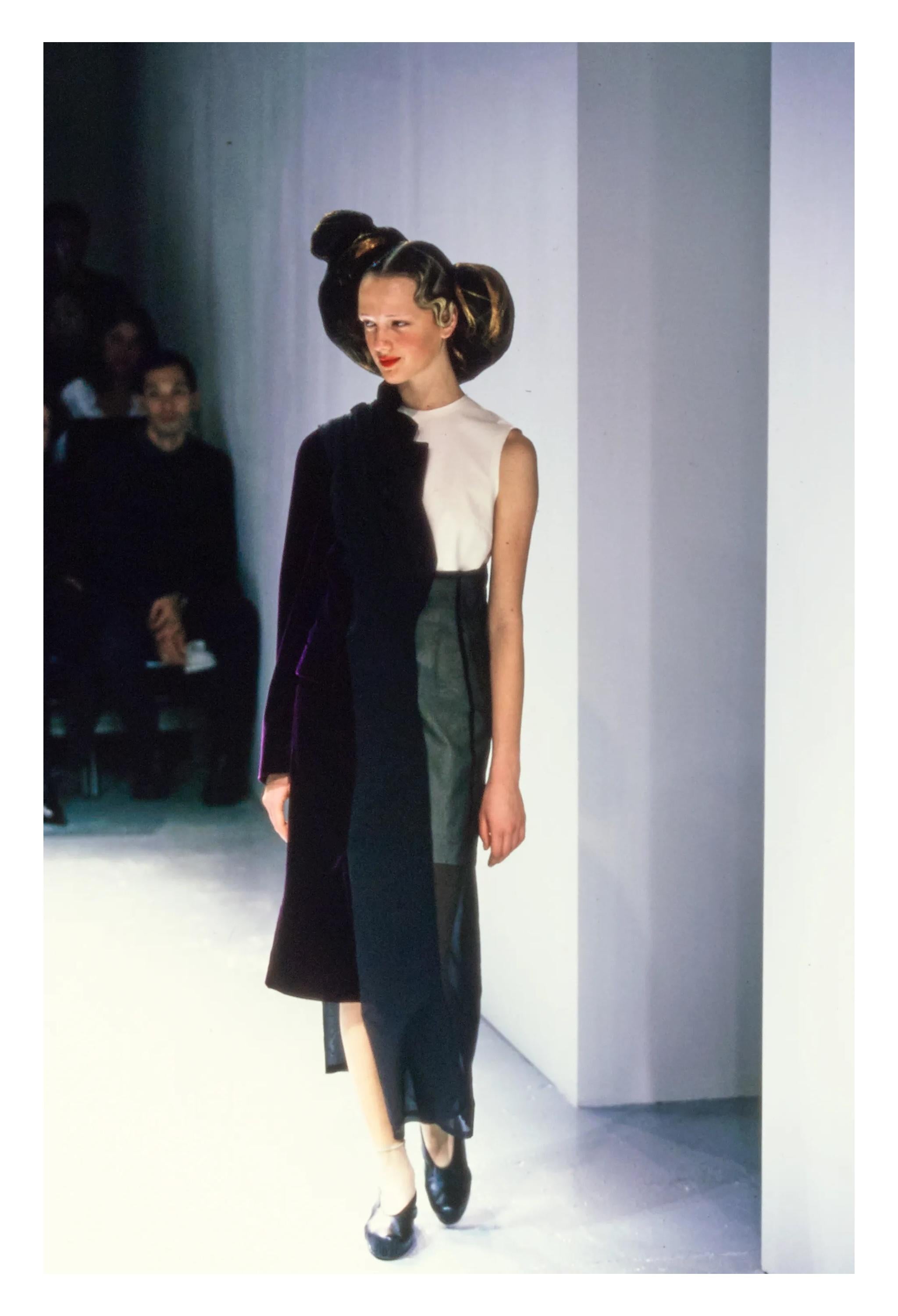 Resurrection Vintage a le plaisir de vous proposer une demi robe noire vintage Comme des Garçons de la collection 1998, avec des panneaux de velours marron, des panneaux transparents d'un côté, et une longueur asymétrique.

Comme Des