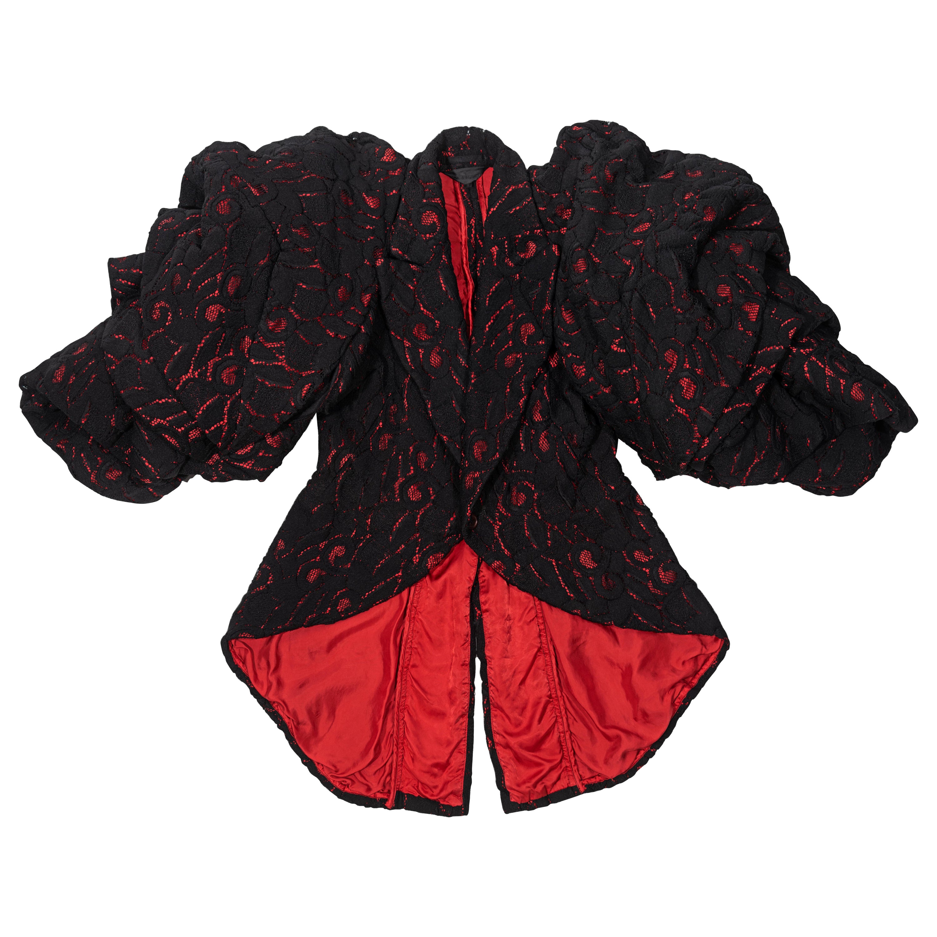 Comme des Garçons Chaqueta pesada de encaje negro con mangas acolchadas, fw 2013