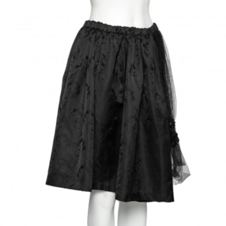 Comme des Garcons Falda con detalle de volantes de seda bordada con flores y malla negra S en venta 5