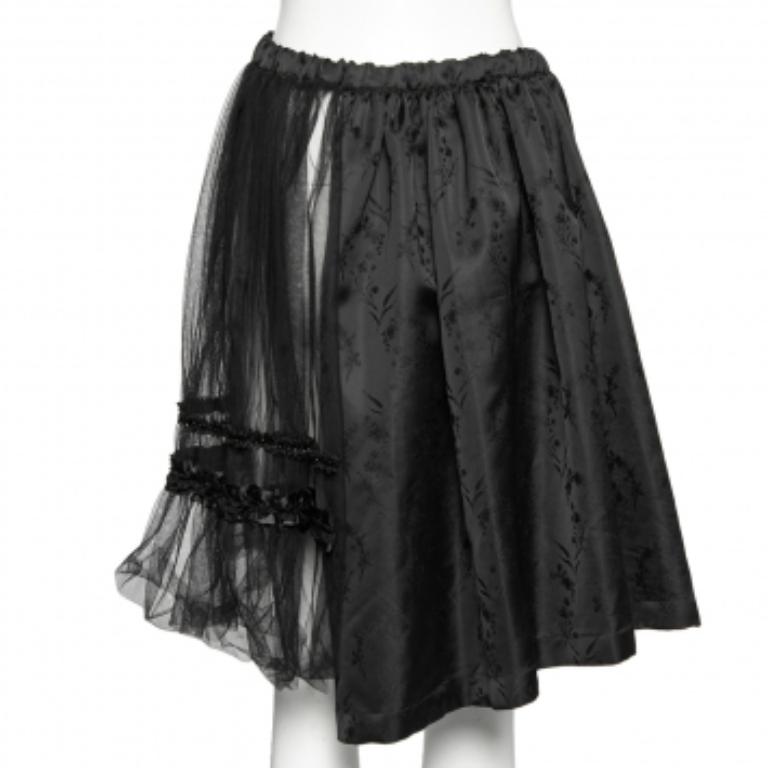Comme des Garcons Falda con detalle de volantes de seda bordada con flores y malla negra S en Bueno estado para la venta en Dubai, Al Qouz 2