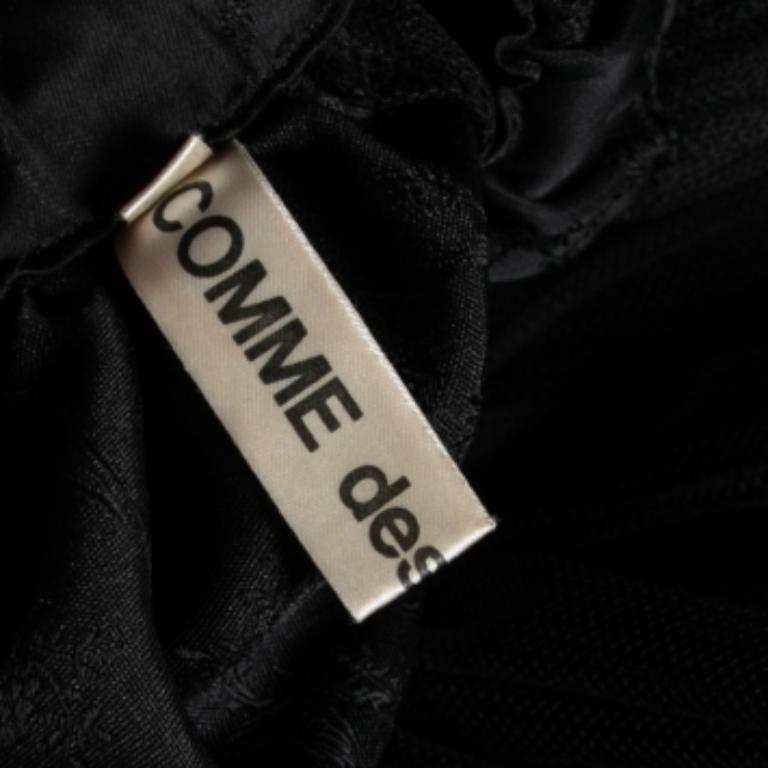 Comme des Garcons Falda con detalle de volantes de seda bordada con flores y malla negra S en venta 1