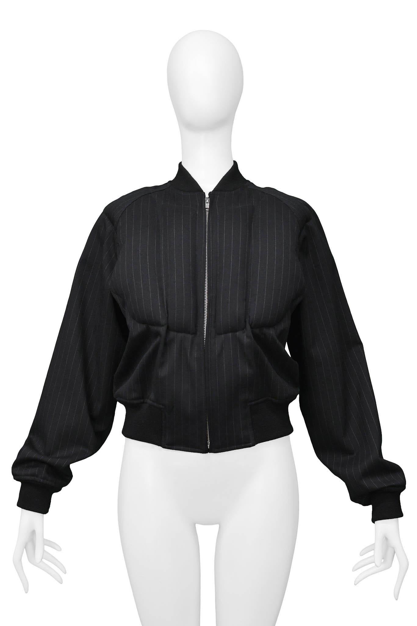 Resurrection Vintage è lieta di offrire una giacca gessata nera vintage di Comme des Garcons con imbottitura lungo la parte anteriore e posteriore della giacca, cerniera in metallo e coste nere lungo le maniche, la vita e il colletto.  

Comme Des