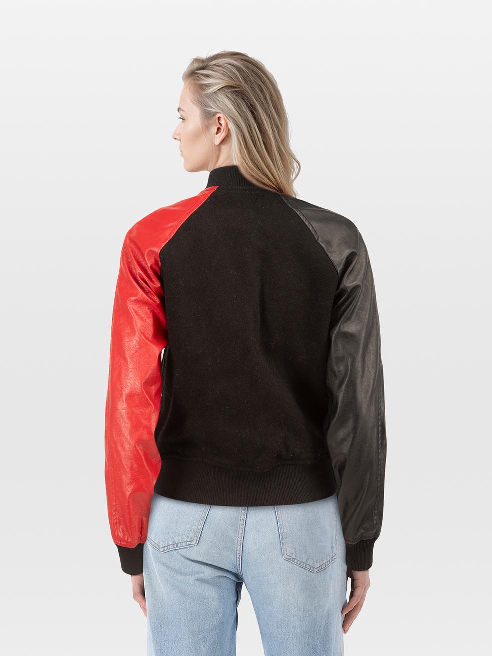 La condizione è molto buona. Questo articolo usato di Comme Des Garcons è stato rivenduto senza alcun segno di usura.
 

 

 

 Dettagli
 

 

 Multicolore - nero, rosso
 

 Lana
 

 Giacca
 

 Corpo in lana
 

 Maniche in pelle vegana
 

 Chiusura