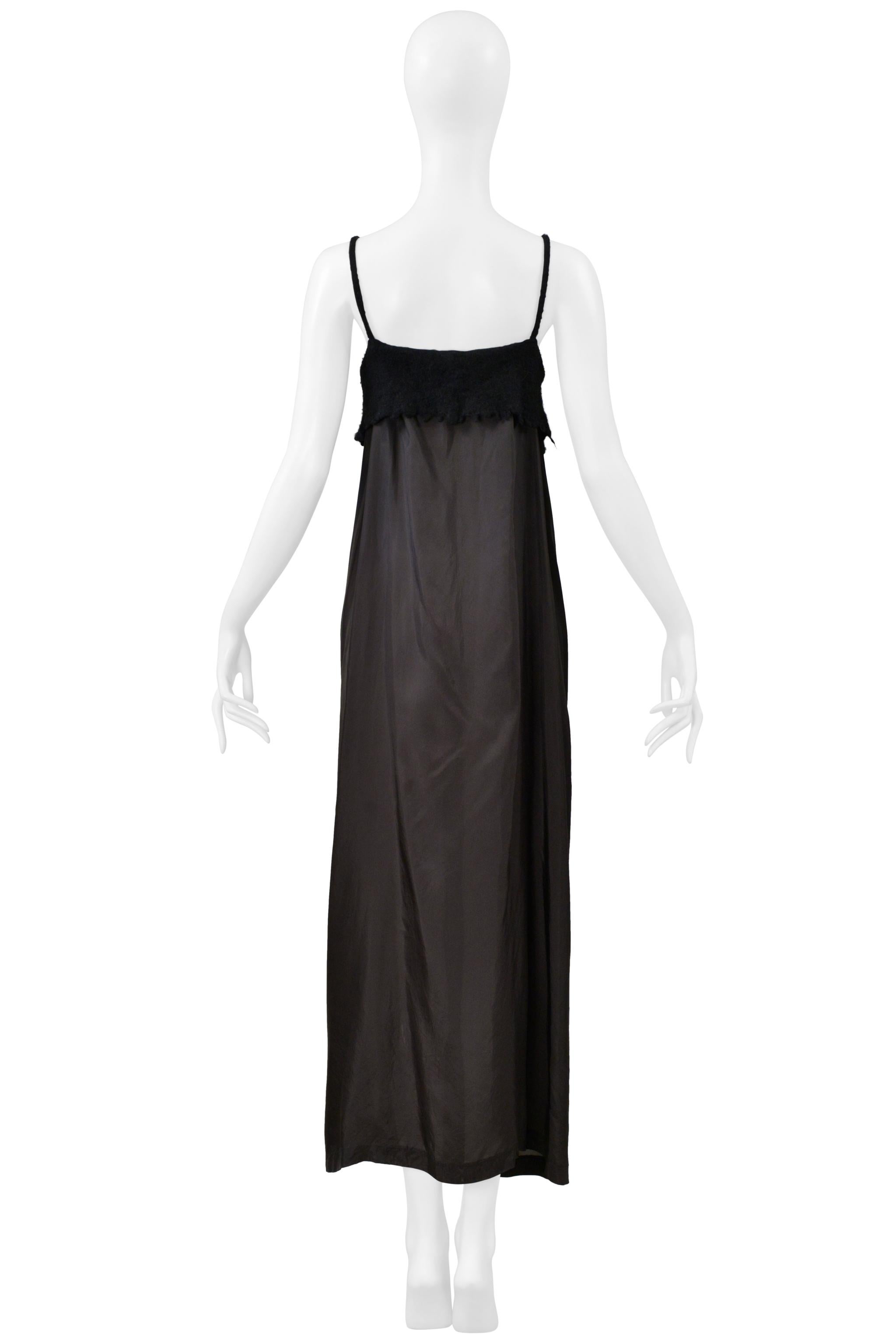 Resurrection Vintage a le plaisir de vous proposer une robe débardeur noire vintage Comme des Garçons avec un top en laine de la collection Automne 2000-2001, avec un détail de cravate sous le buste, un corps semi-transparent, une silhouette droite