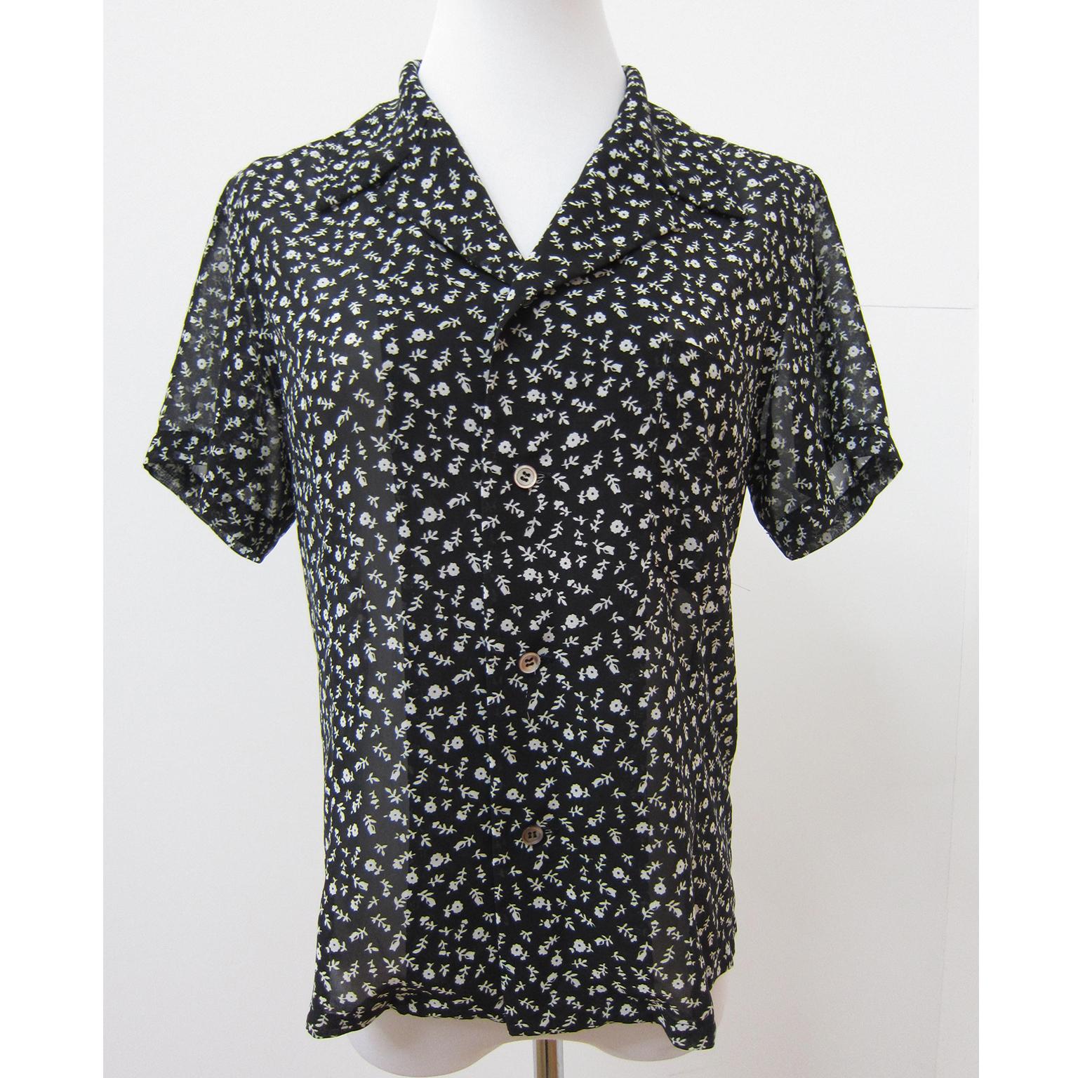 Comme des Garcons floral Blouse AD 2001. Black and white ditsy print. Short length sleeves, little V neck with collar and front button closure. Unlined. 
Measurements ;
Shoulder : ca. 41 cm
Sleeve 18 cm
Length : 56 cm
Under arm : 46 cm
