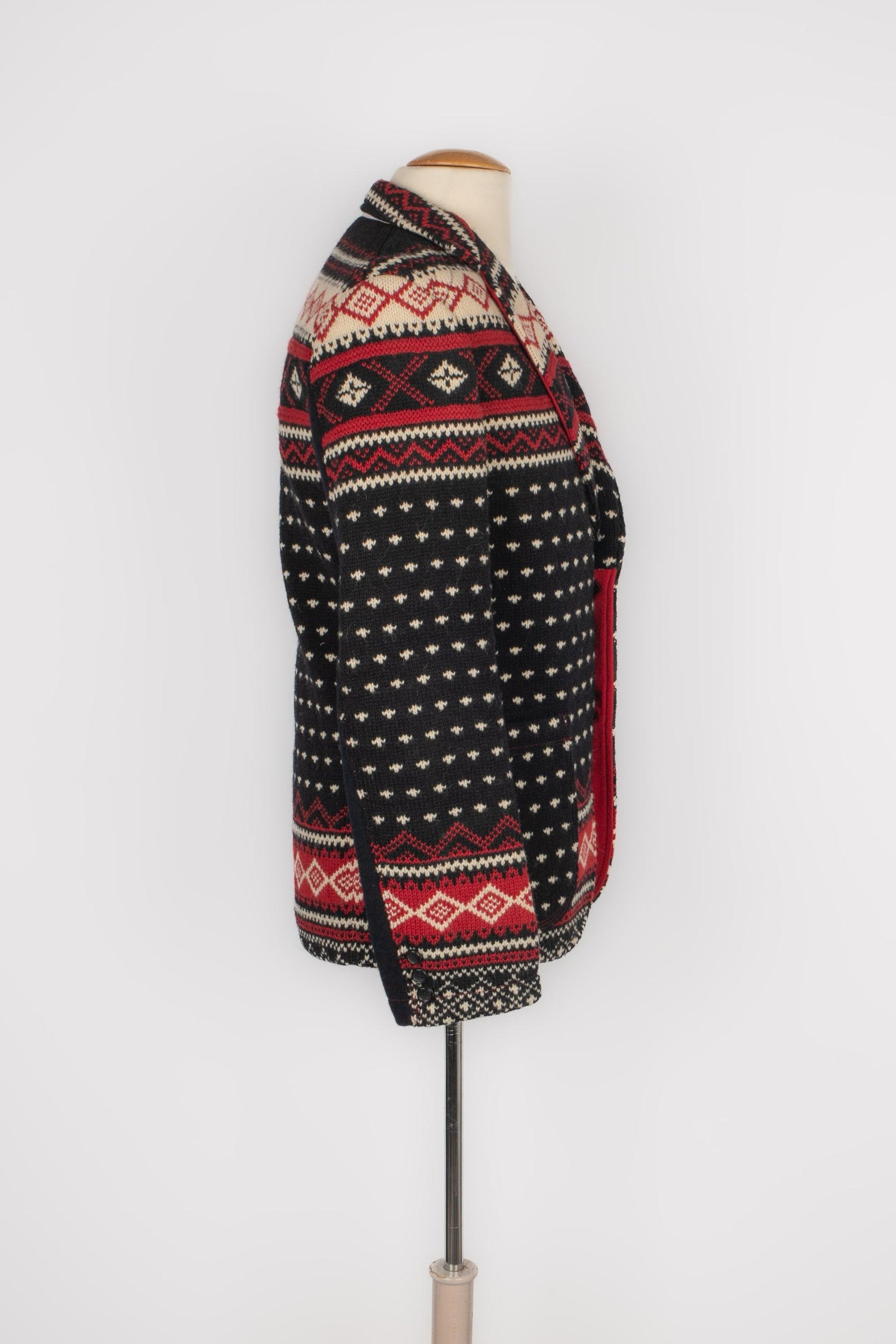 Comme Des Garçons - (Made in Japan) Blended wool and cotton jacket in black, red and white tones. Size M indicated.

Additional information:
Condition: Very good condition
Dimensions: Shoulder width: 44 cm - Chest: 50 cm - Sleeve length: 66 cm -