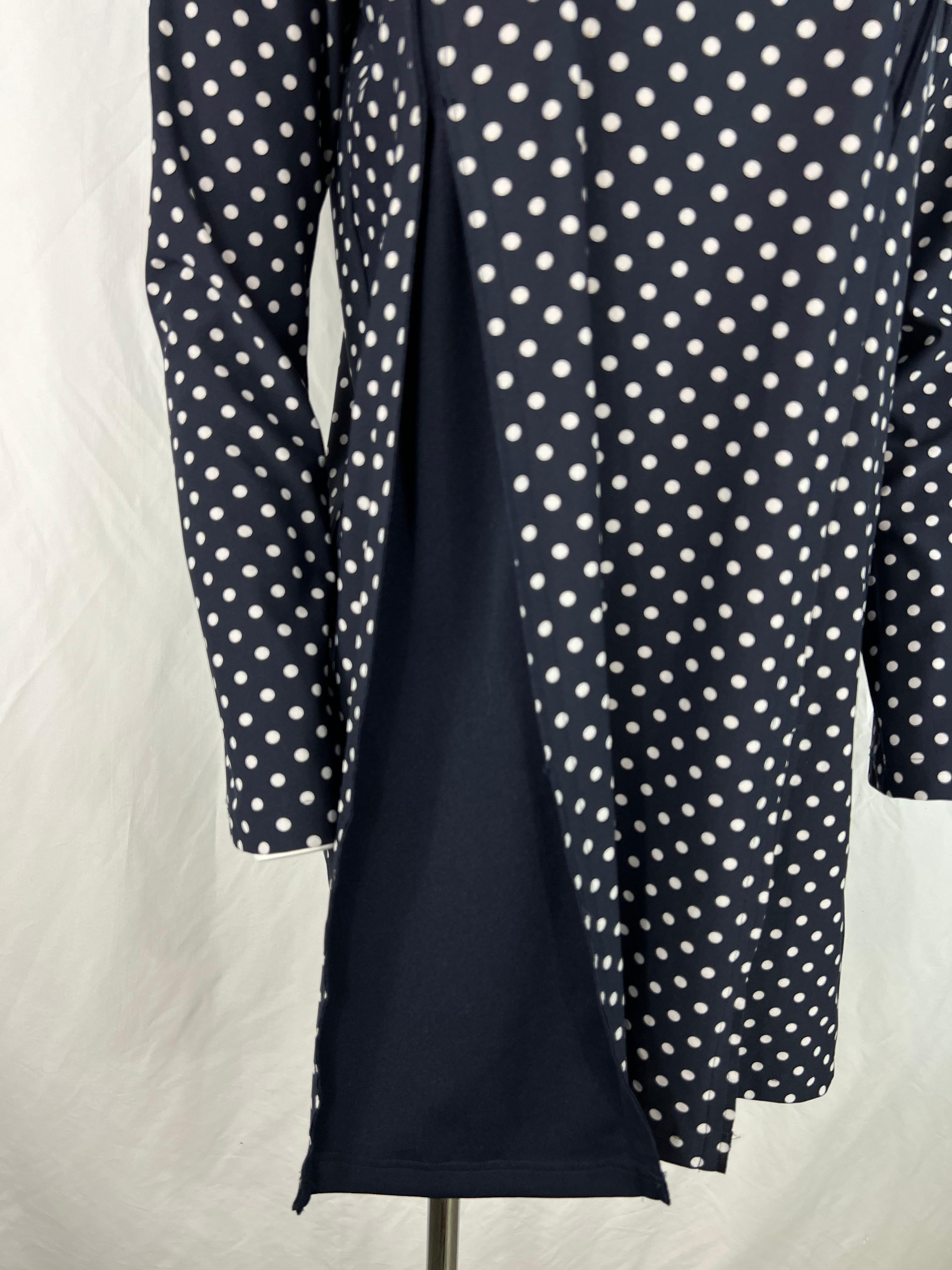 Einzelheiten zum Produkt:

Das Kleid hat ein blau-weißes Tupfenmuster, lange Ärmel, einen Rundhalsausschnitt und einen ausgestellten Rockteil.