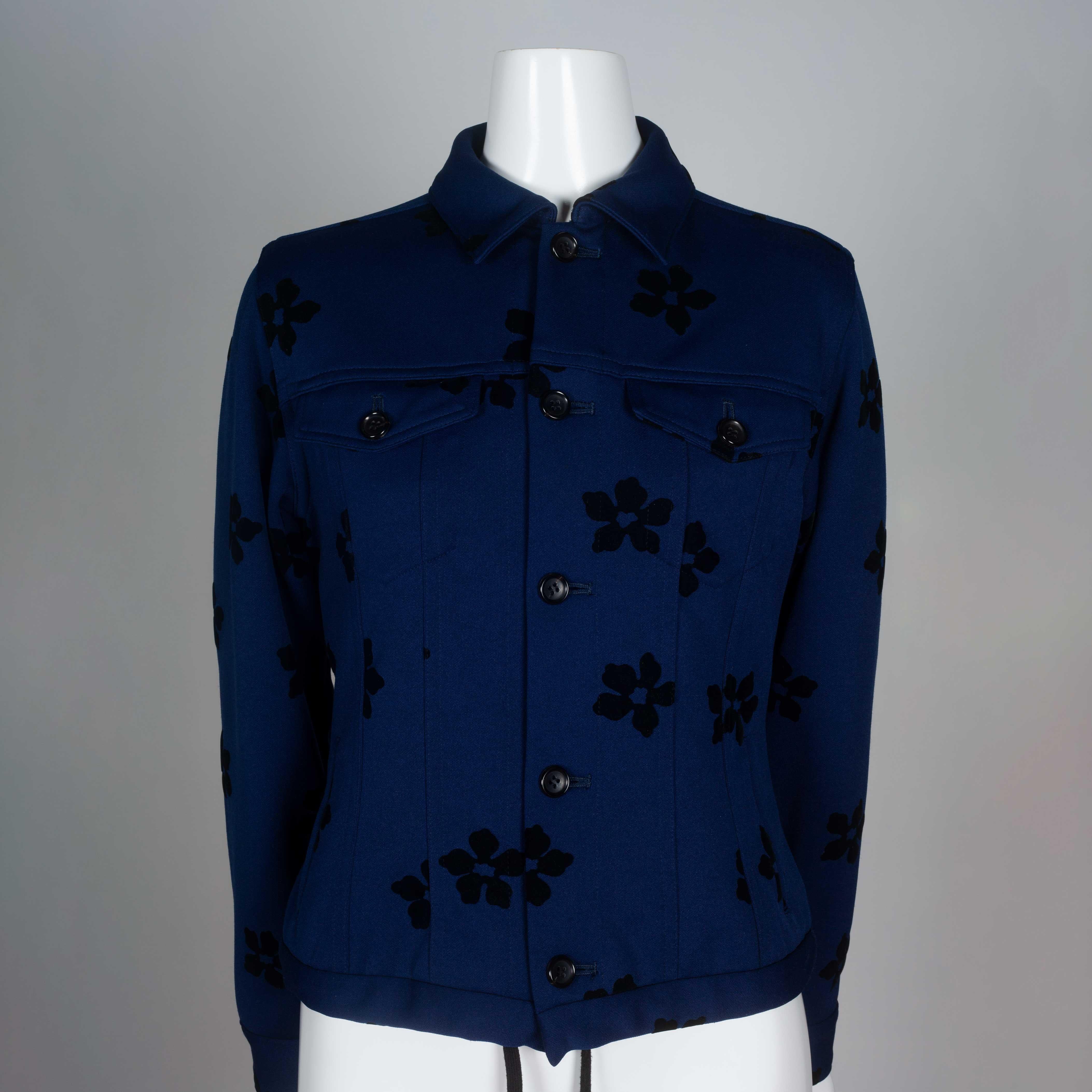 Comme des Garçons Robe de Chambre 2003 deep blue cropped jacket with black velvet flowers. The crisp lines of this classic jacket offset by the soft velvet flowers. 

YEAR: Unknown
MARKED SIZE: L
US WOMEN'S: M
US MEN'S: S
FIT: Regular
CHEST: 18