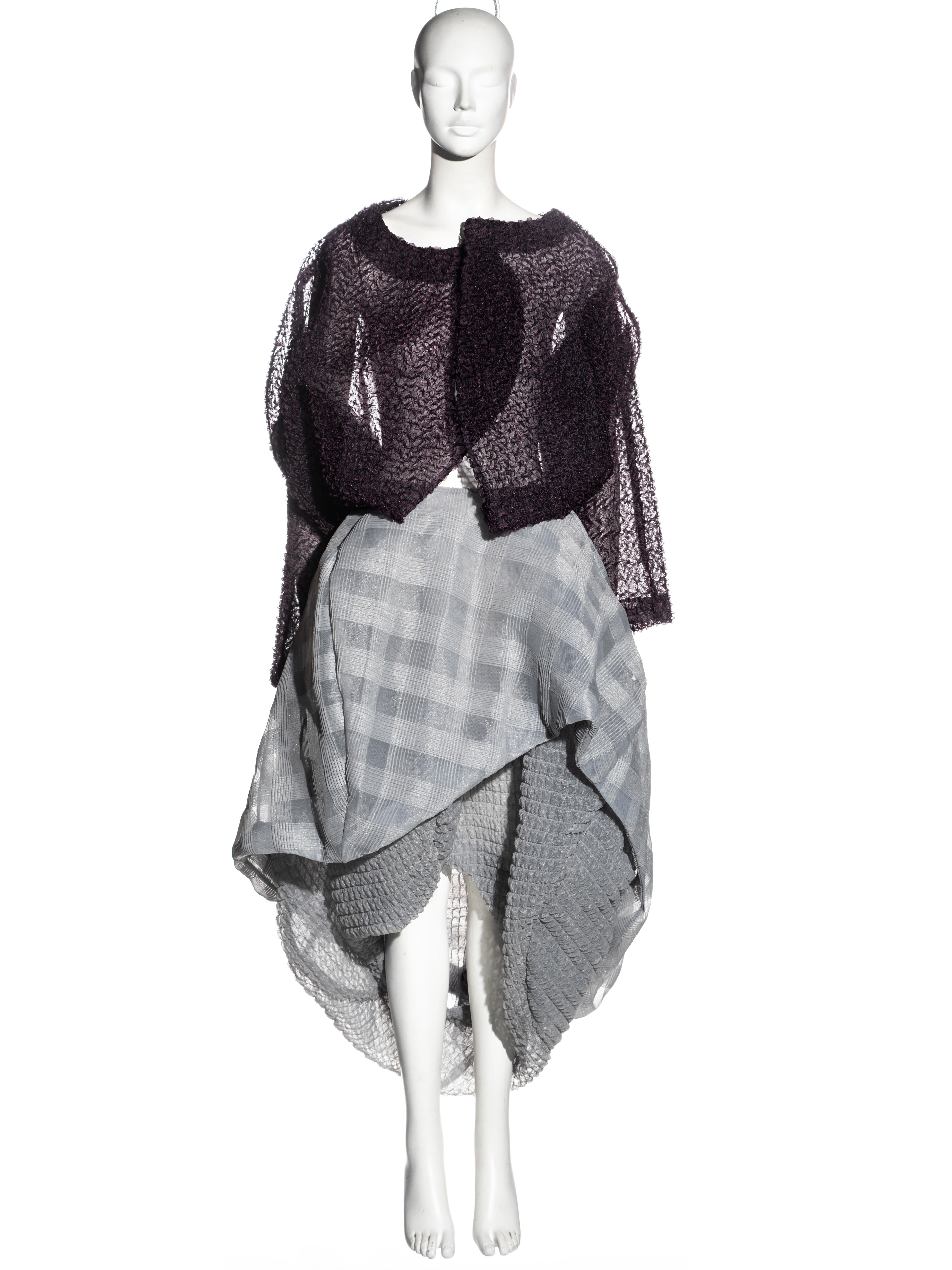 ▪ Comme des Garçons 'Body Meets Dress:: Dress Meets Body'-Ensemble
▪ Entworfen von Rei Kawakubo 
▪ Museumsstück 
▪ Lila Organza-Jacke 
▪ Grauer karierter Organza-Rock mit gestepptem Organza-Unterrock 
▪ Kreisförmiger Schnitt 
▪ Mit Nylontüll