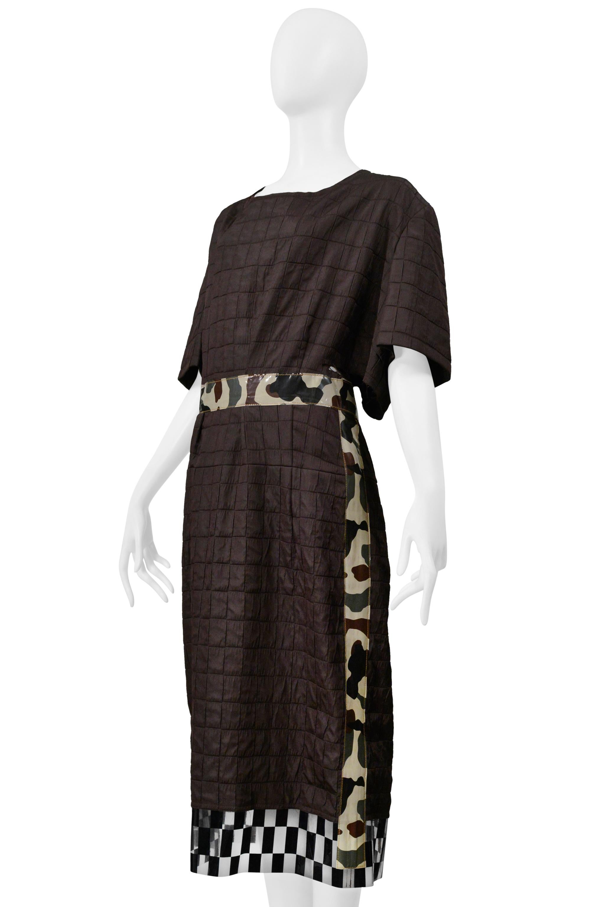 Comme Des Garcons Vestido de día marrón con ribetes de camuflaje y cuadros de vinilo 2001 Negro en venta