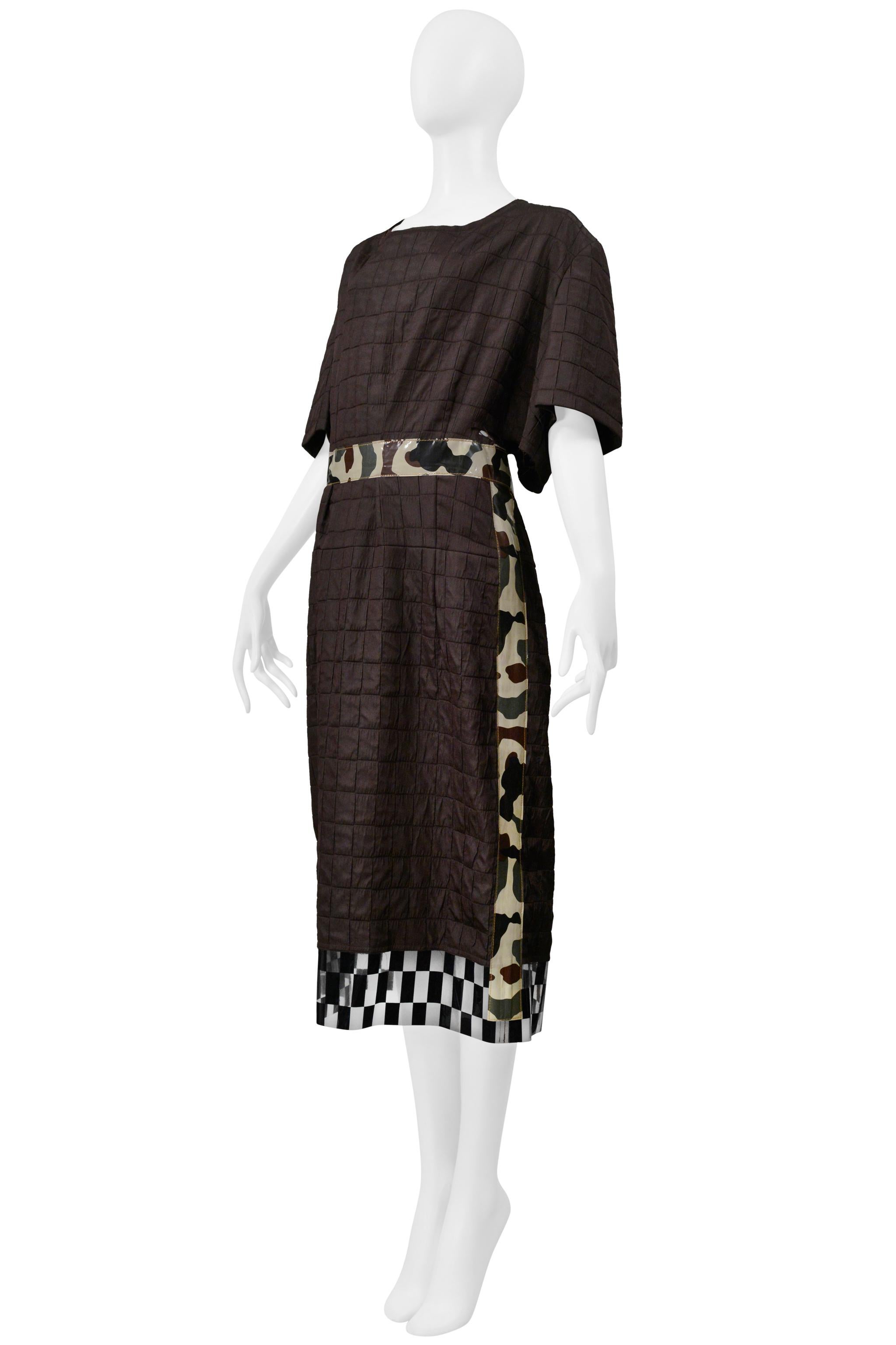 Comme Des Garcons Vestido de día marrón con ribetes de camuflaje y cuadros de vinilo 2001 en Excelente estado para la venta en Los Angeles, CA