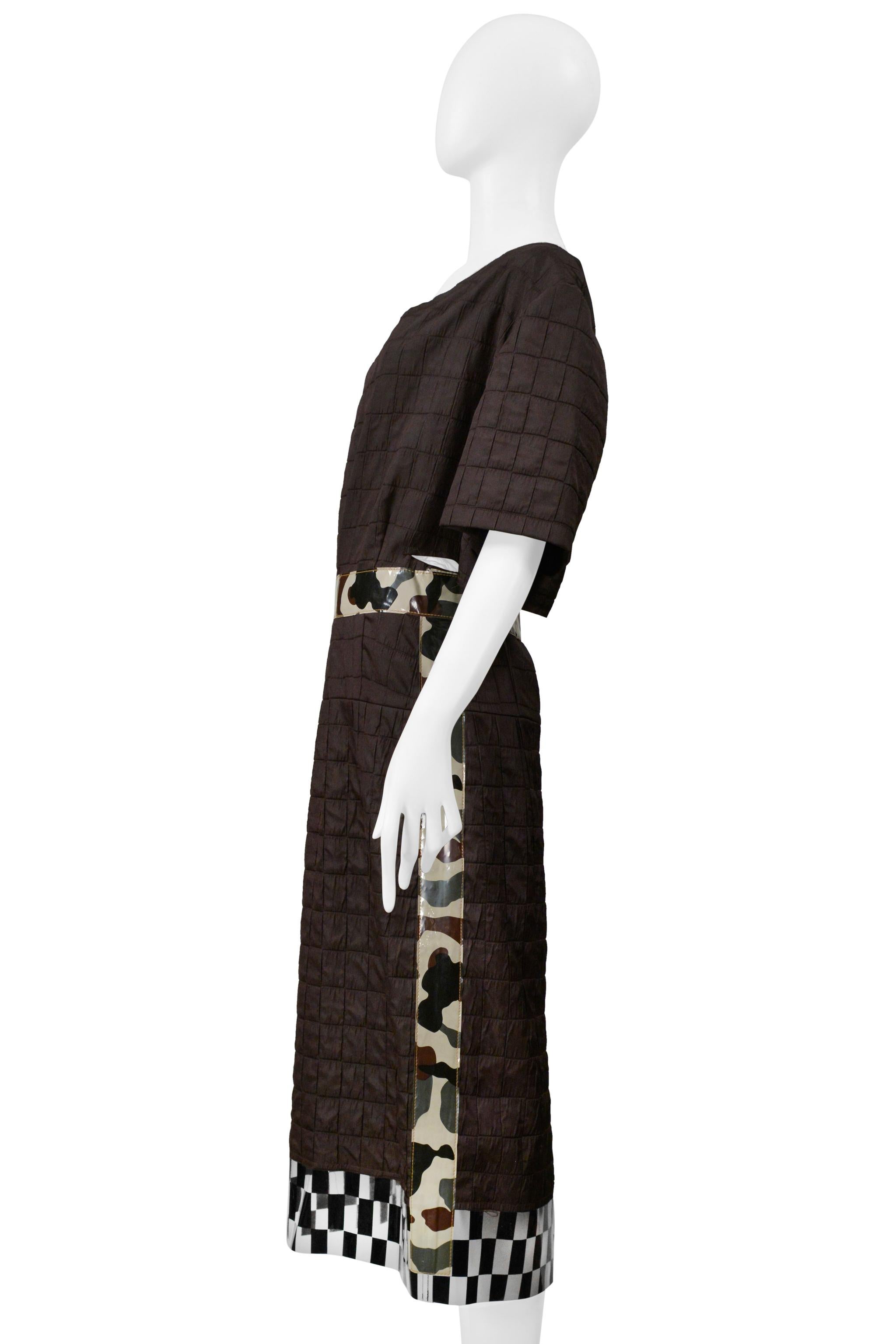 De las mujeres Comme Des Garcons Vestido de día marrón con ribetes de camuflaje y cuadros de vinilo 2001 en venta