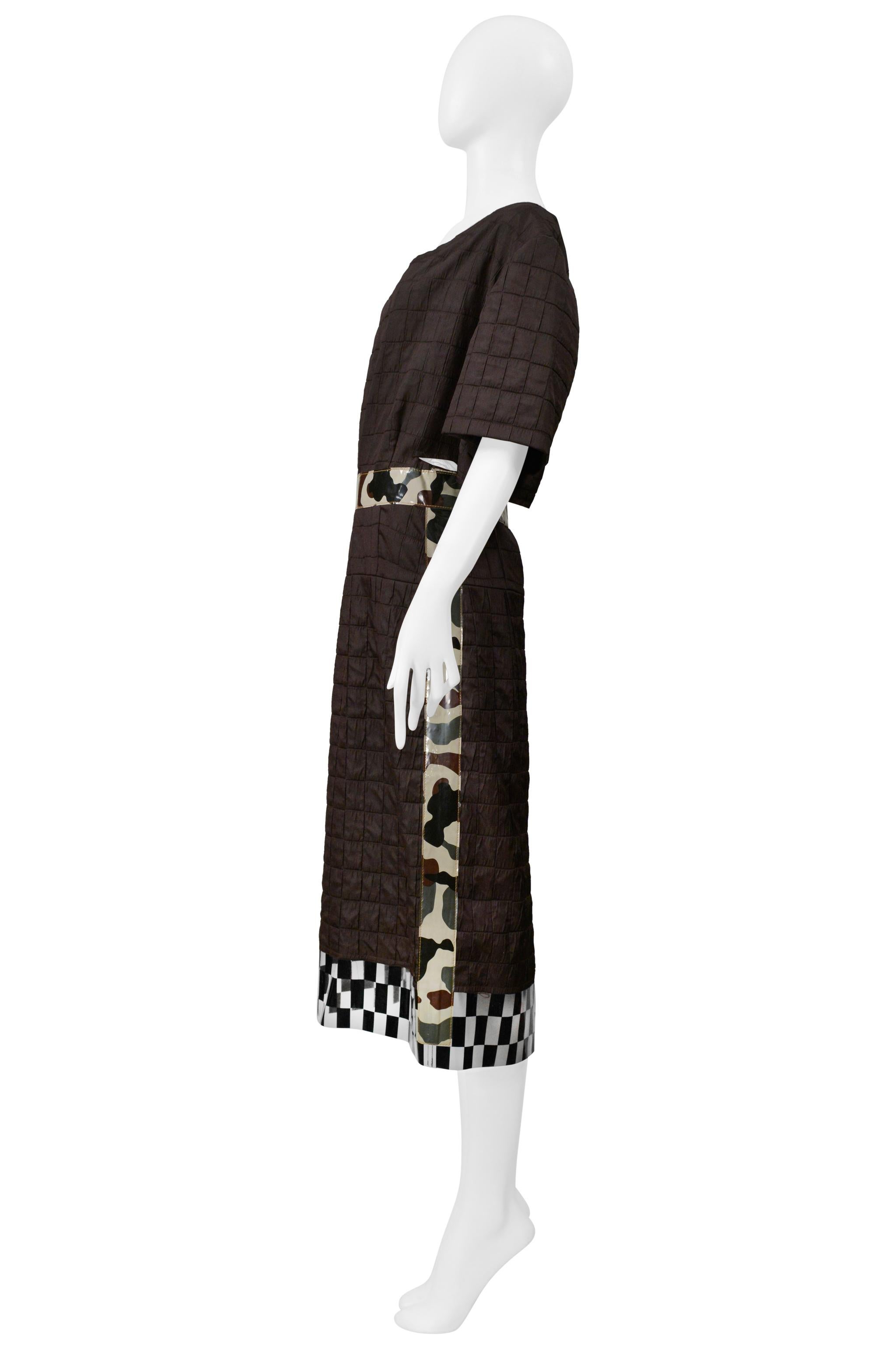 Comme Des Garcons Vestido de día marrón con ribetes de camuflaje y cuadros de vinilo 2001 en venta 1