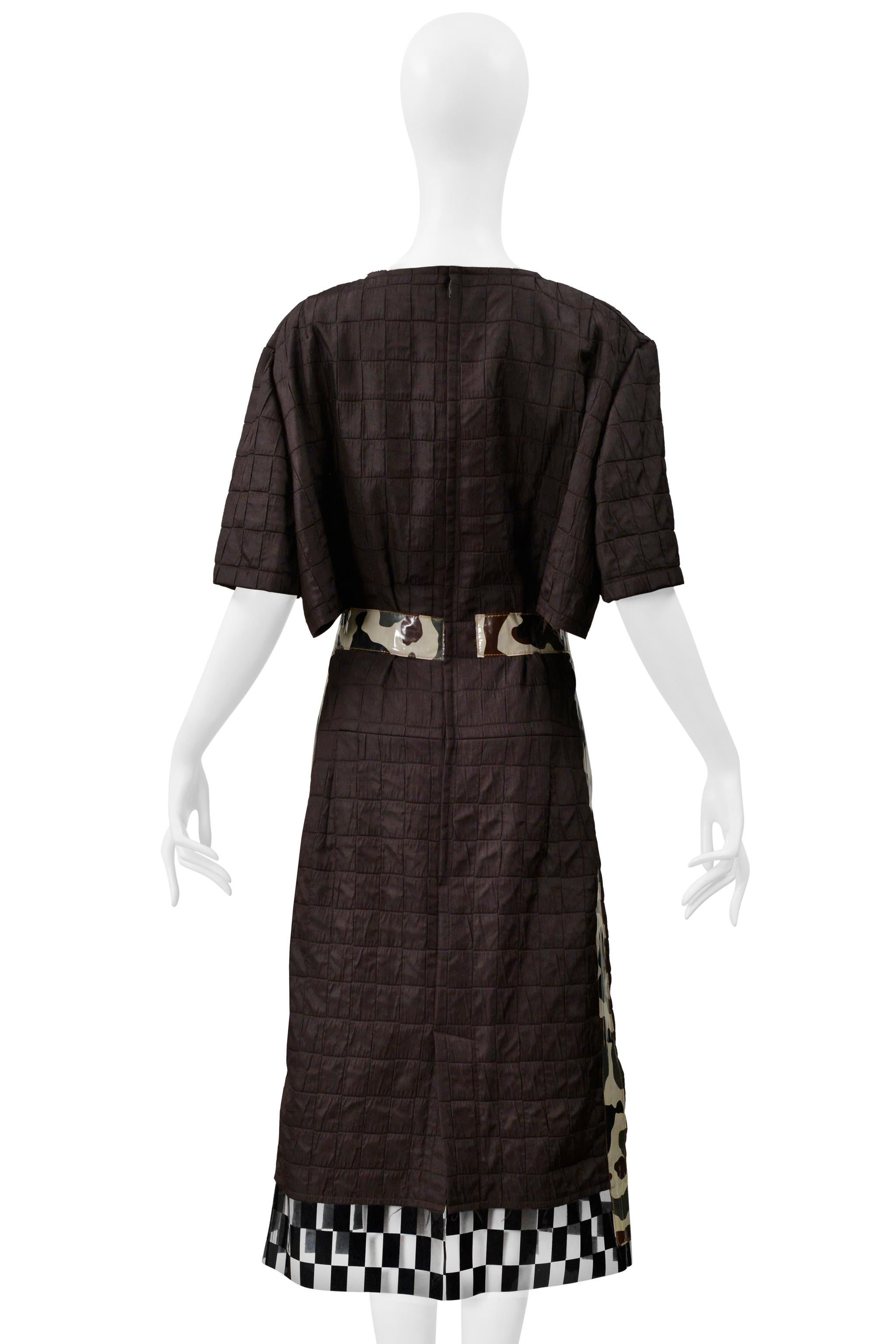 Comme Des Garcons Vestido de día marrón con ribetes de camuflaje y cuadros de vinilo 2001 en venta 2