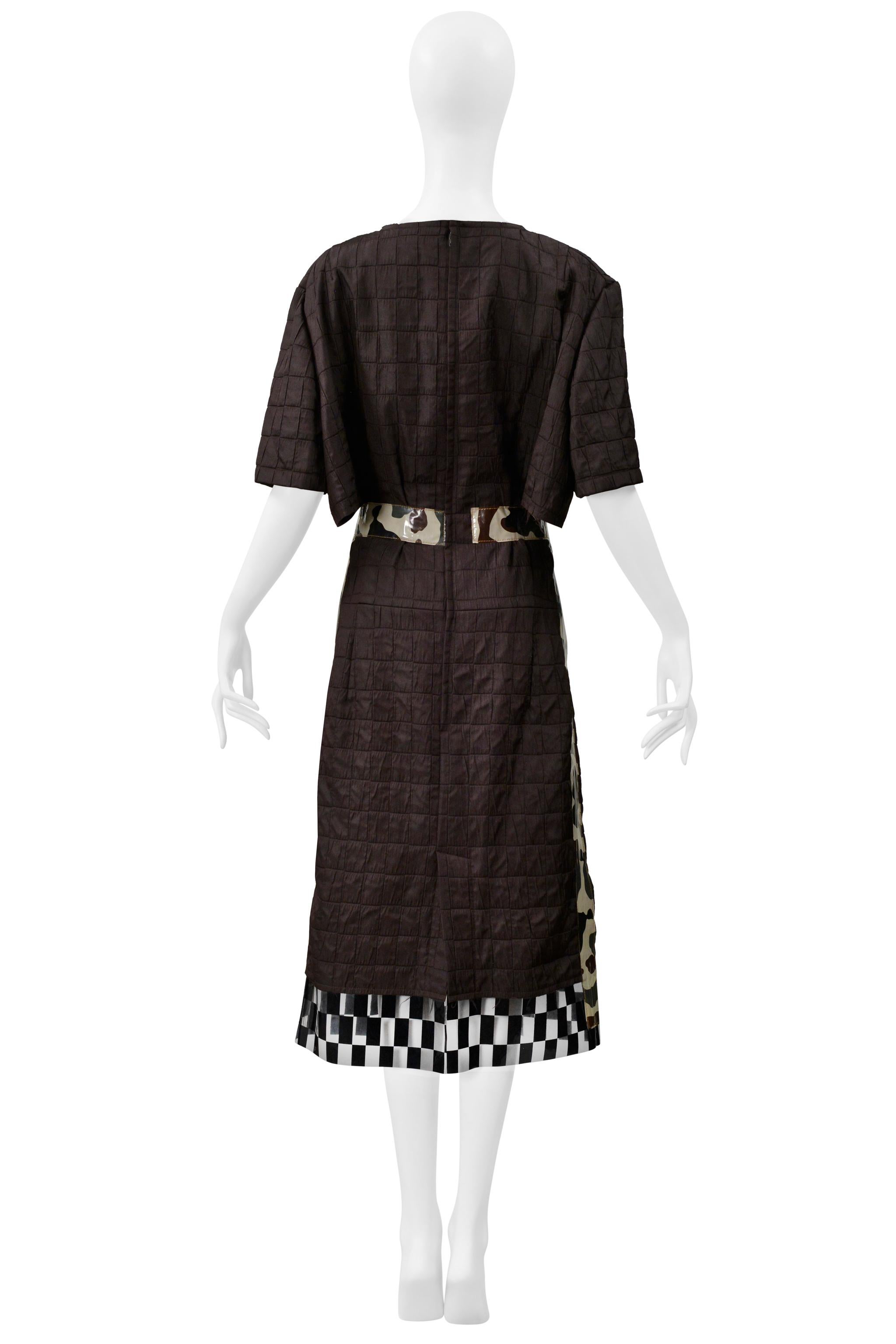 Comme Des Garcons Vestido de día marrón con ribetes de camuflaje y cuadros de vinilo 2001 en venta 3