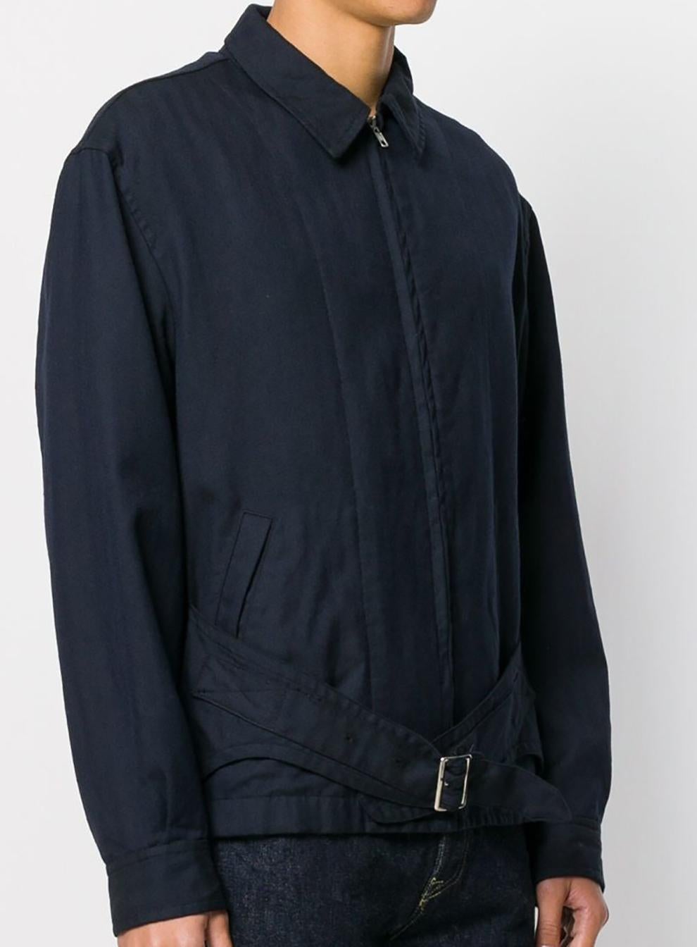 Veste blouson en laine marine Comme Des Garçons avec col classique, fermeture à glissière dissimulée, deux poches sur le devant, épaules tombantes, manches longues avec poignets boutonnés et ourlet incurvé. 
En bon état vintage. Fabriqué au