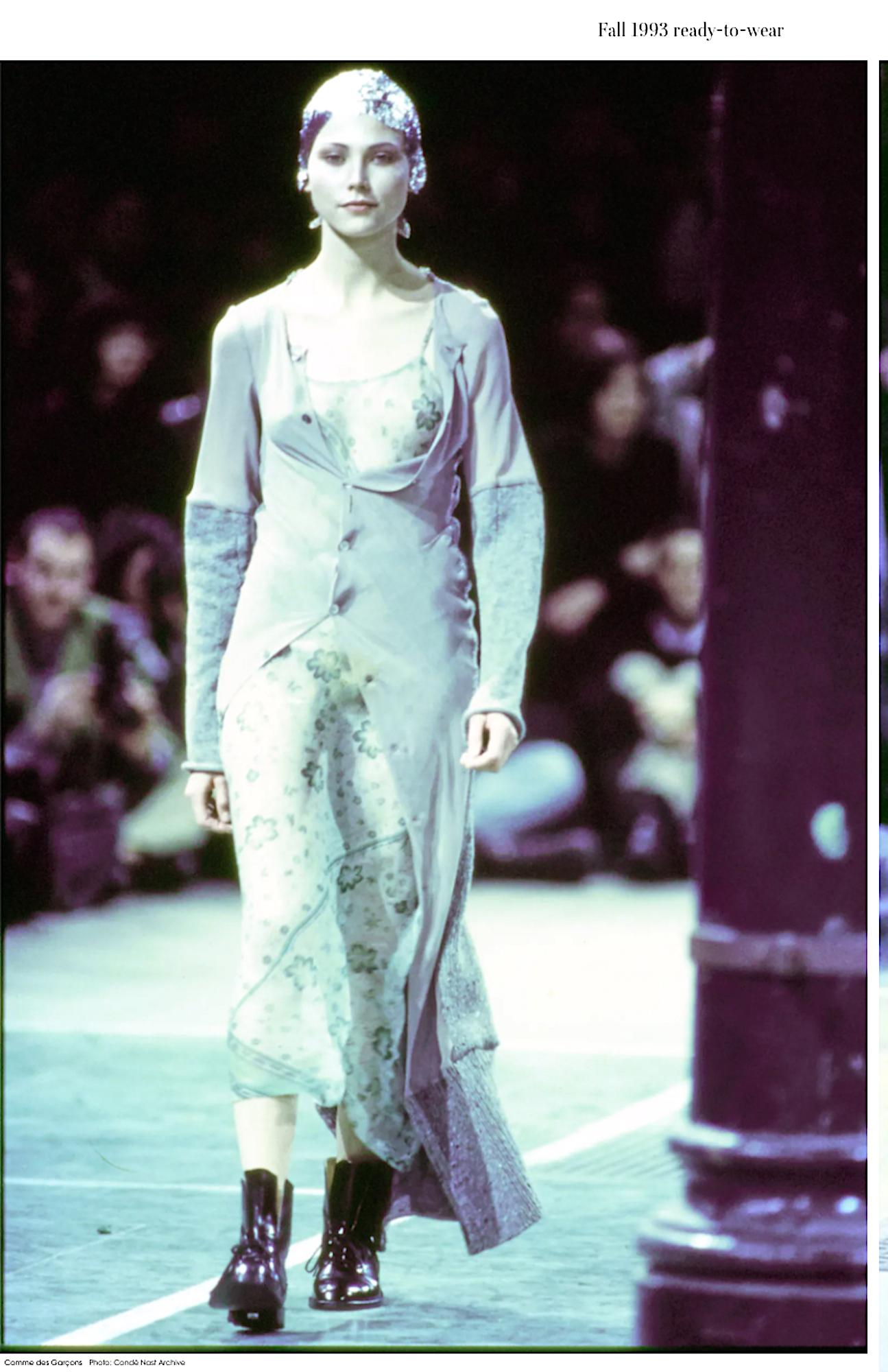 Destacado en Vogue: El atractivo intemporal del vestido con transparencias de los 90. Este vestido de corte al bies de la Colección Otoño 1993 