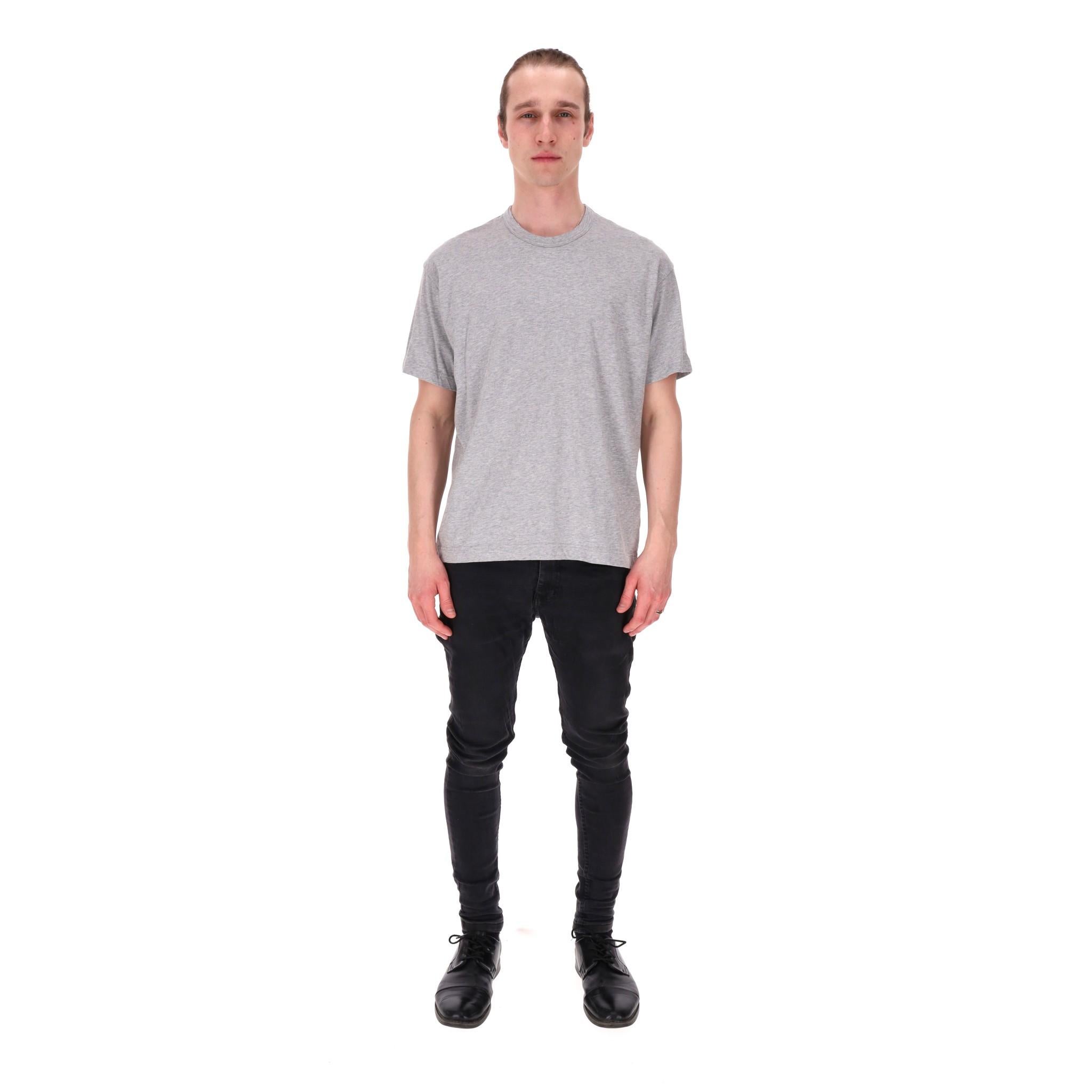 Comme Des Garcons Cotton T-Shirt

Basic grey t-shirt fully crafted from cotton with black logo print to rear.

Featuring ribbed crew neckline, short sleeves and regular fit.

Rrp Approx. £80

Size – XS

Condition – Very Good

Composition – 100%