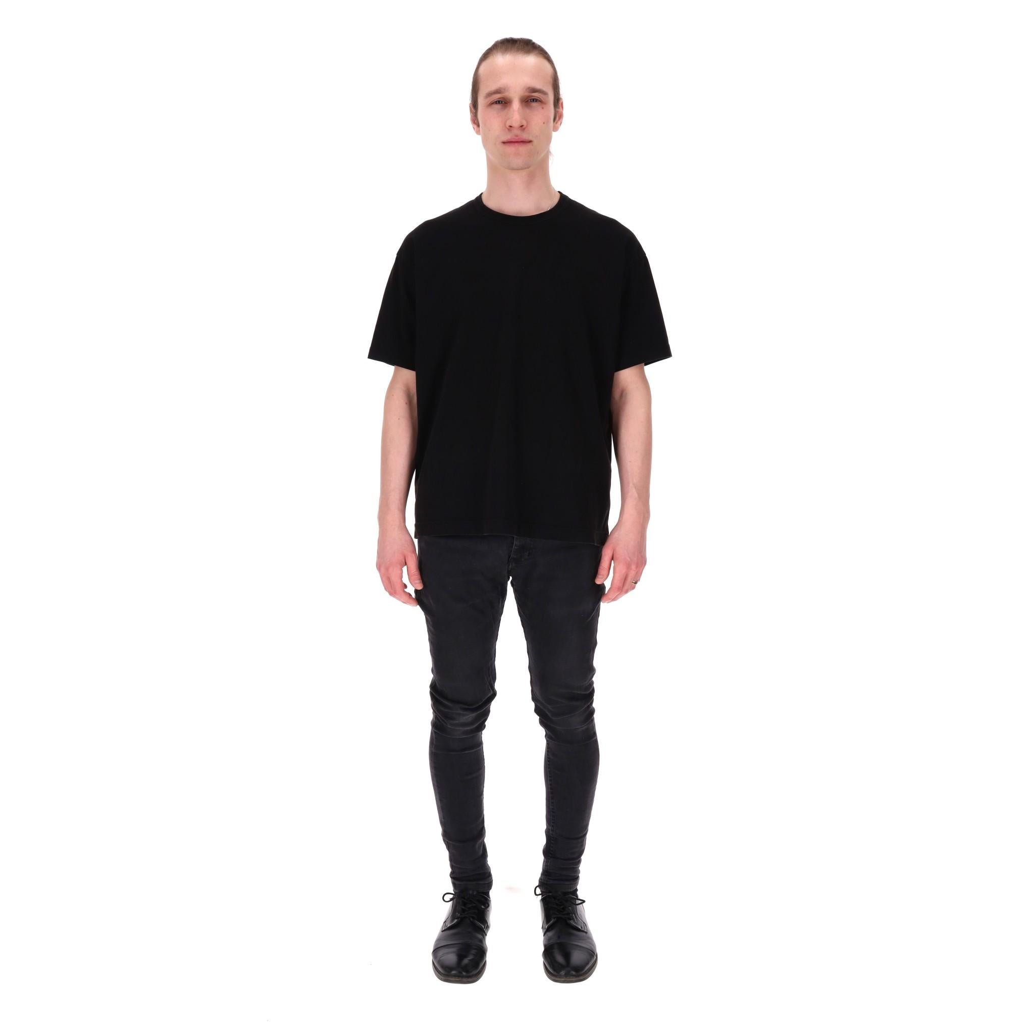 Comme Des Garcons Cotton T-Shirt

Basic black t-shirt fully crafted from cotton with white logo print to rear.

Featuring ribbed crew neckline, short sleeves and regular fit.

Rrp Approx. £80

Size – S

Condition – Good/Very Good (Small hole to