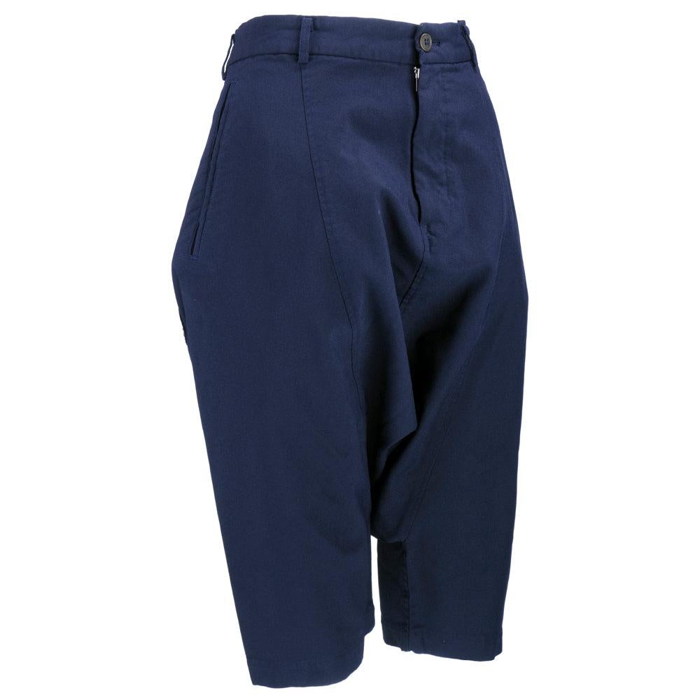 Pantaloni cropped contemporanei di Comme des Garcons GIRL. Poliestere con vita scesa e cavallo sceso. Stile harem con taglio denim. Un'atmosfera tipicamente avanguardista quella di Rei Kawakubo. Vestibilità ampia e grande comodità. Blu navy