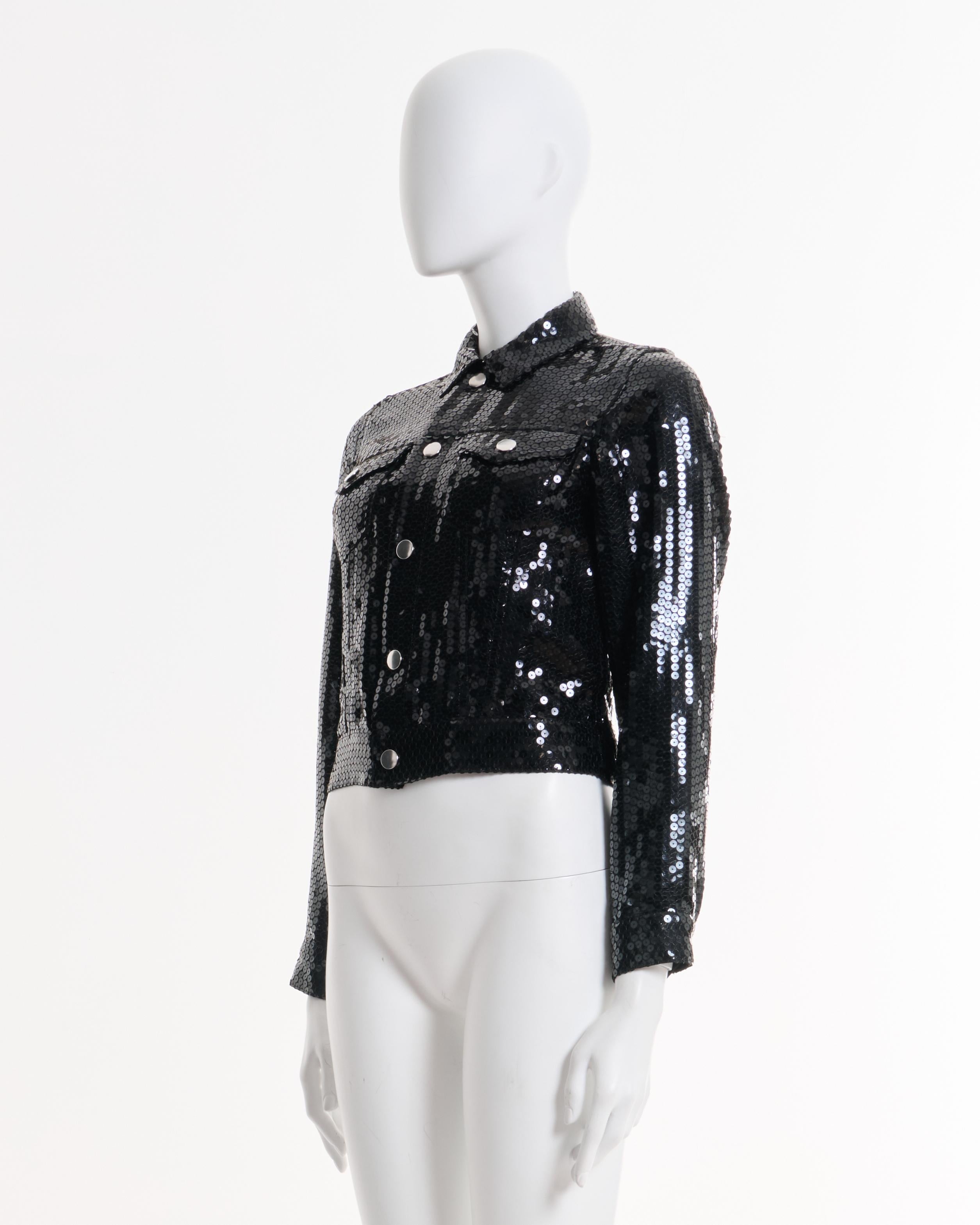 - Vendu par SkofArchive
- Comme des Garçons Veste courte à paillettes noires
- Automne-Hiver 2002
- Boutons de pression en métal argenté 
- Quatre poches, deux sur le devant et deux sur les côtés
- Cropped 
- Fabriqué au Japon
- Matériaux : 100%