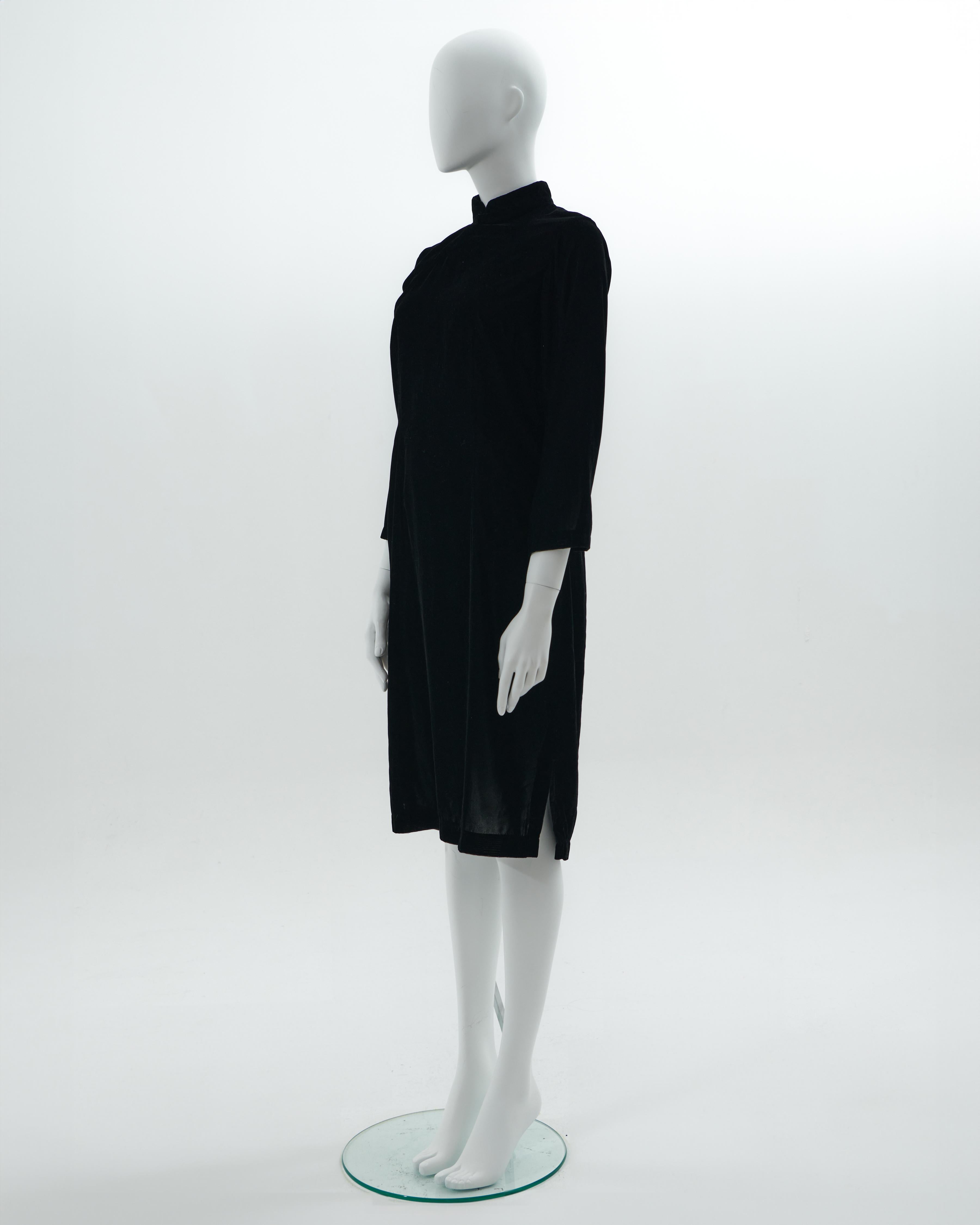 Fall Winter 2015/16
Black velvet long sleeve dress
Cheongsam snap buttons closure
Above knee length 
Made in Japan

Condition: Excellent 

Size: FR 38 - IT 42 - UK 10 - US 8 (EU)

Composition: 100% Polyester

Measurements: 
Shoulders  38 cm / 15”   